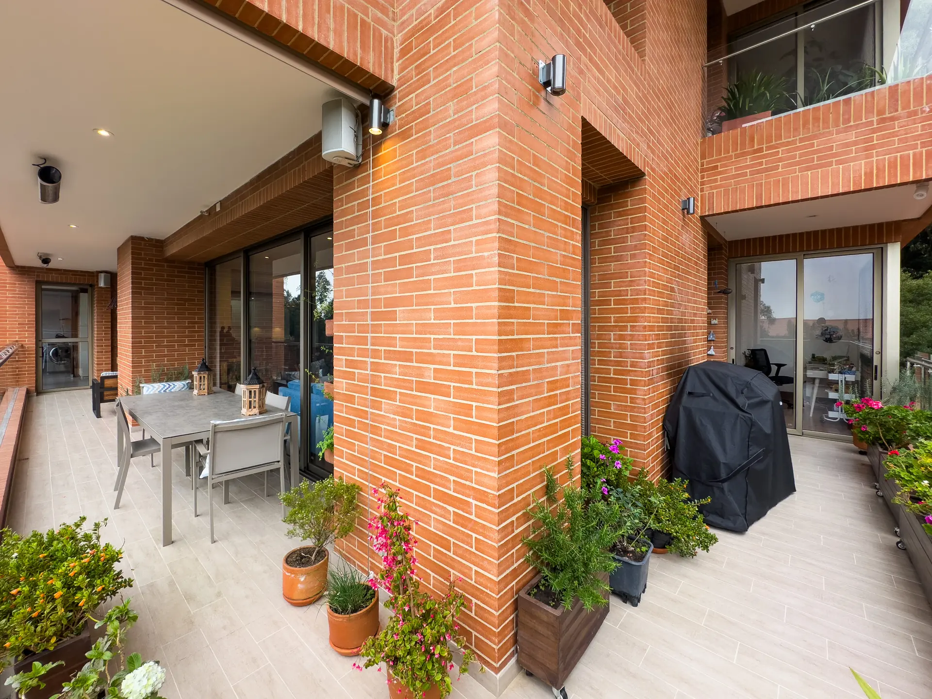 Apartamento con terraza en venta, Cerros de los Alpes. (Apartamento actualmente arrendado)