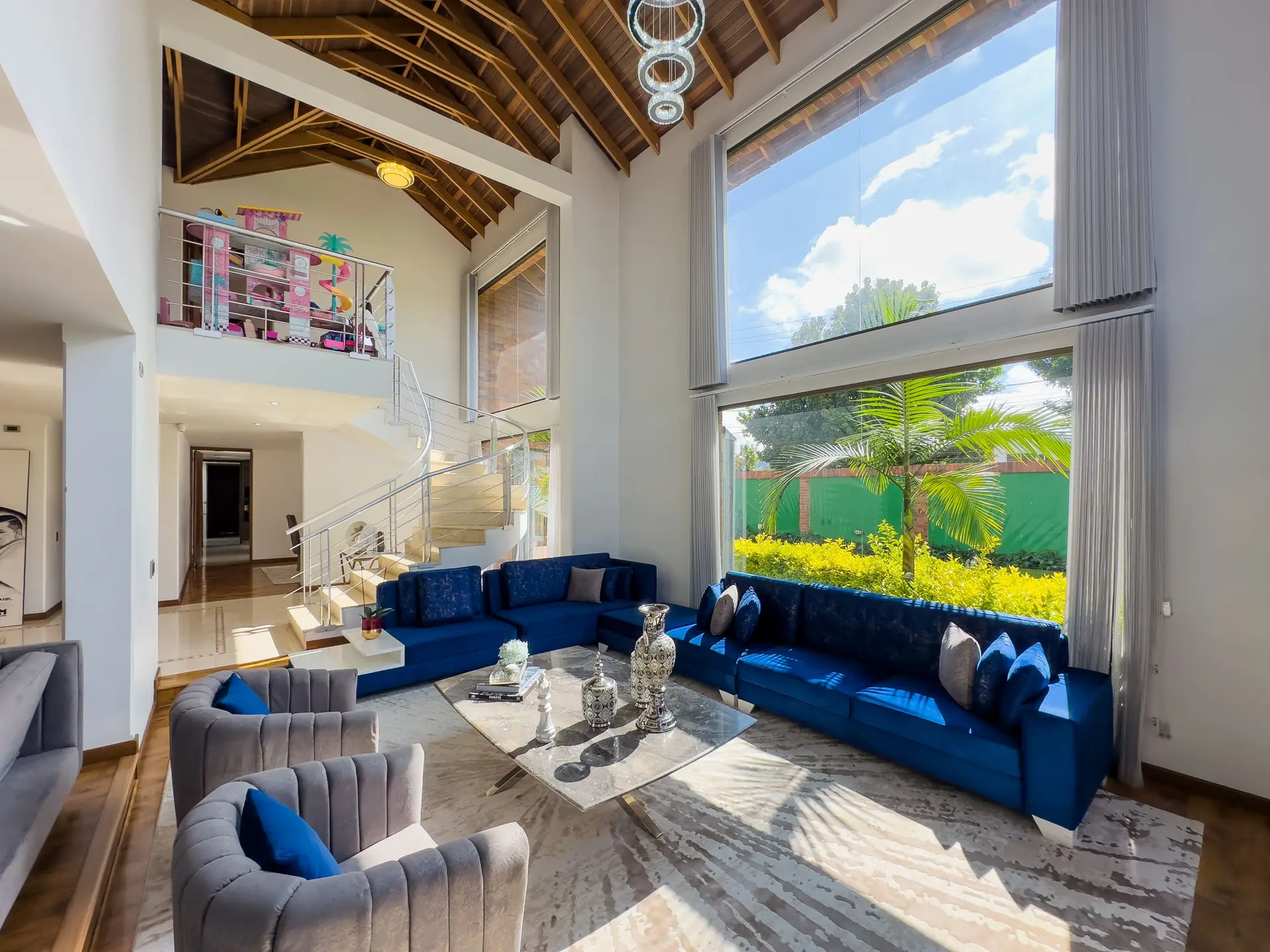 Casa con jardín en venta, San Jose de Bavária.