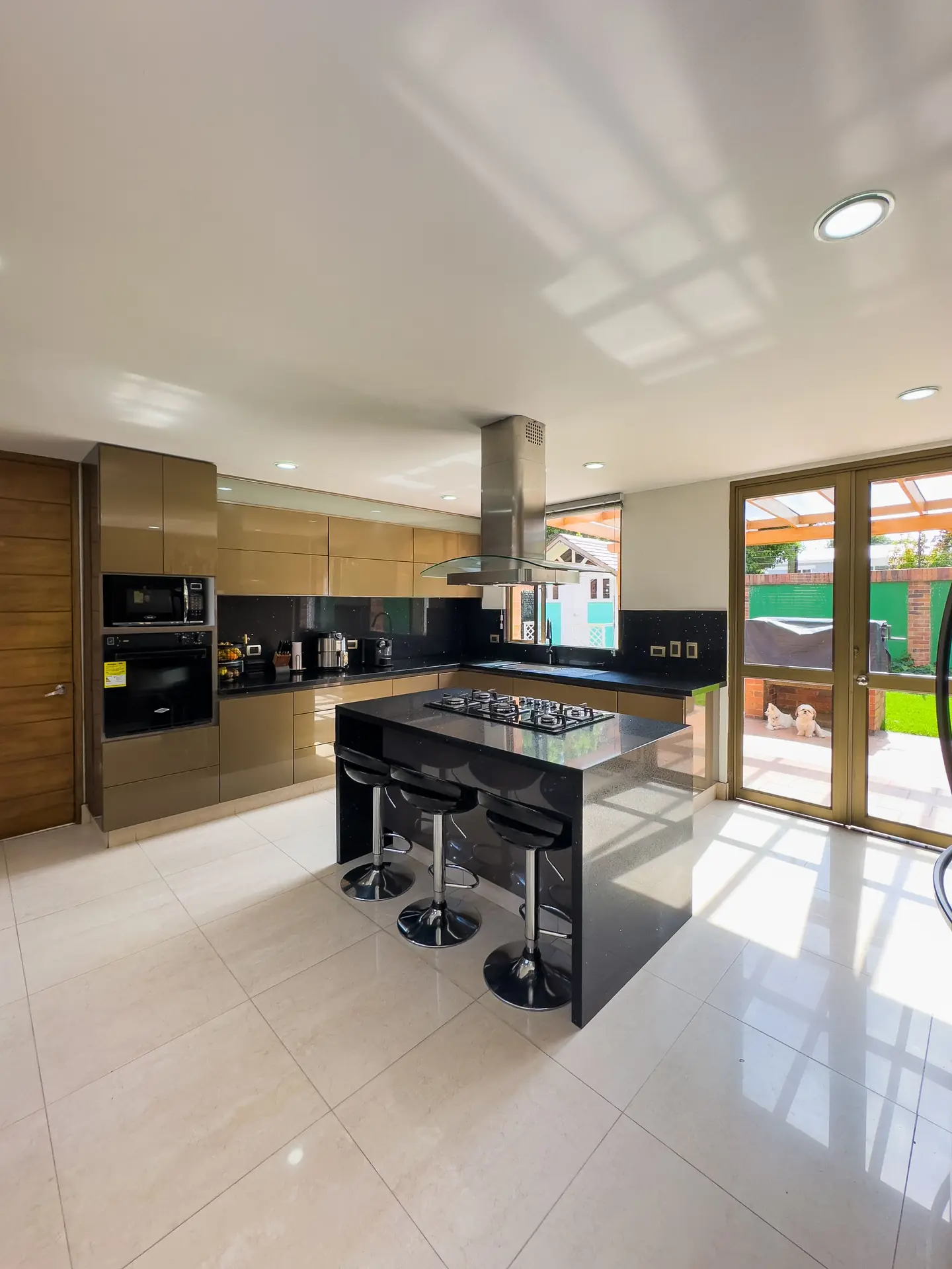 Casa con jardín en venta, San Jose de Bavária.