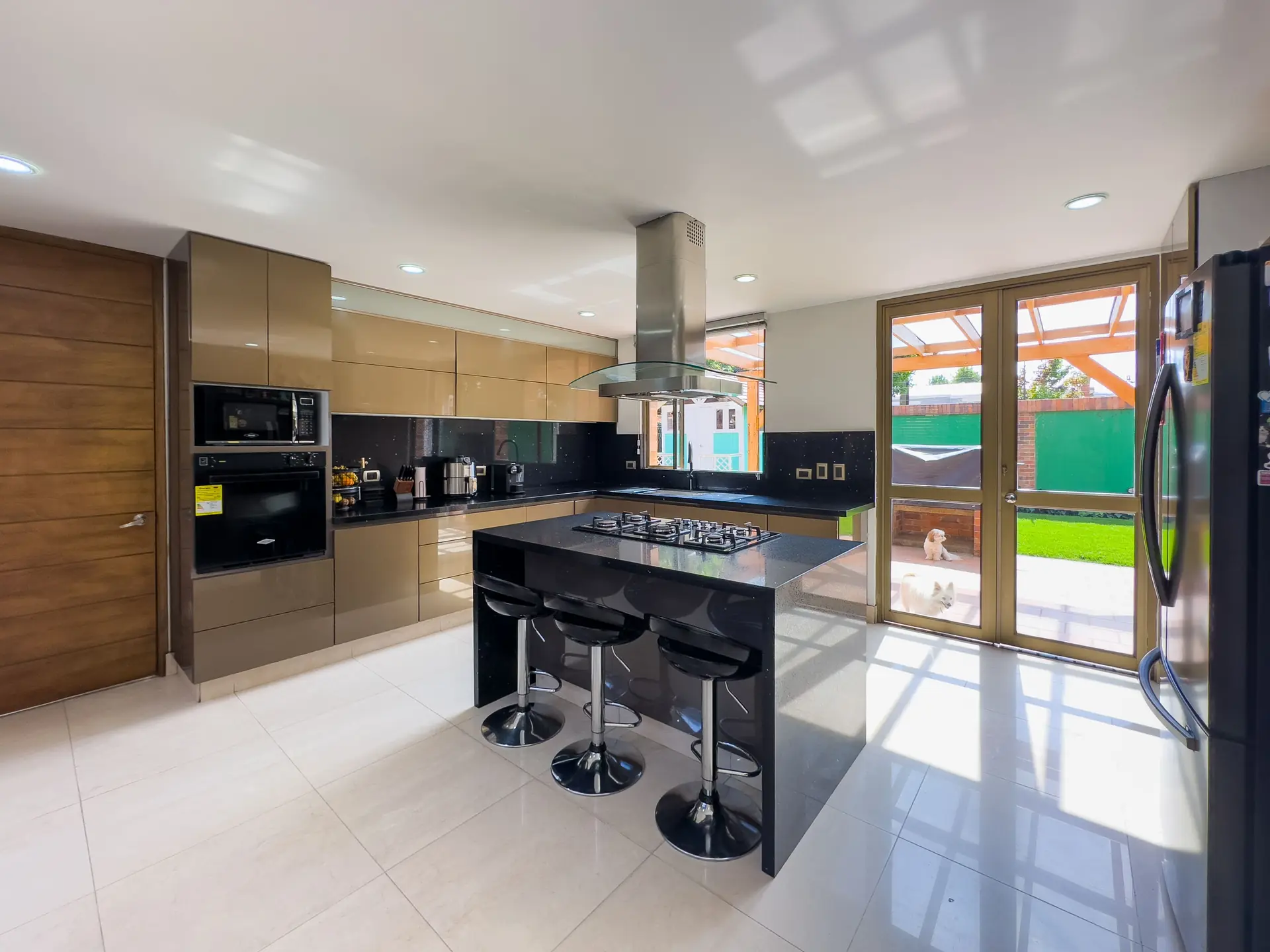 Casa con jardín en venta, San Jose de Bavária.