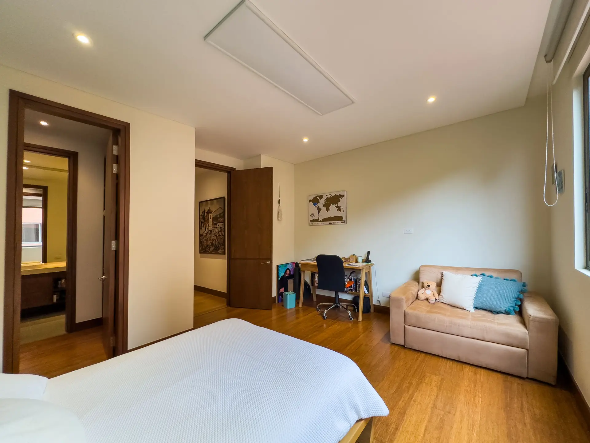 Apartamento con terraza en venta, Cerros de los Alpes. (Apartamento actualmente arrendado)
