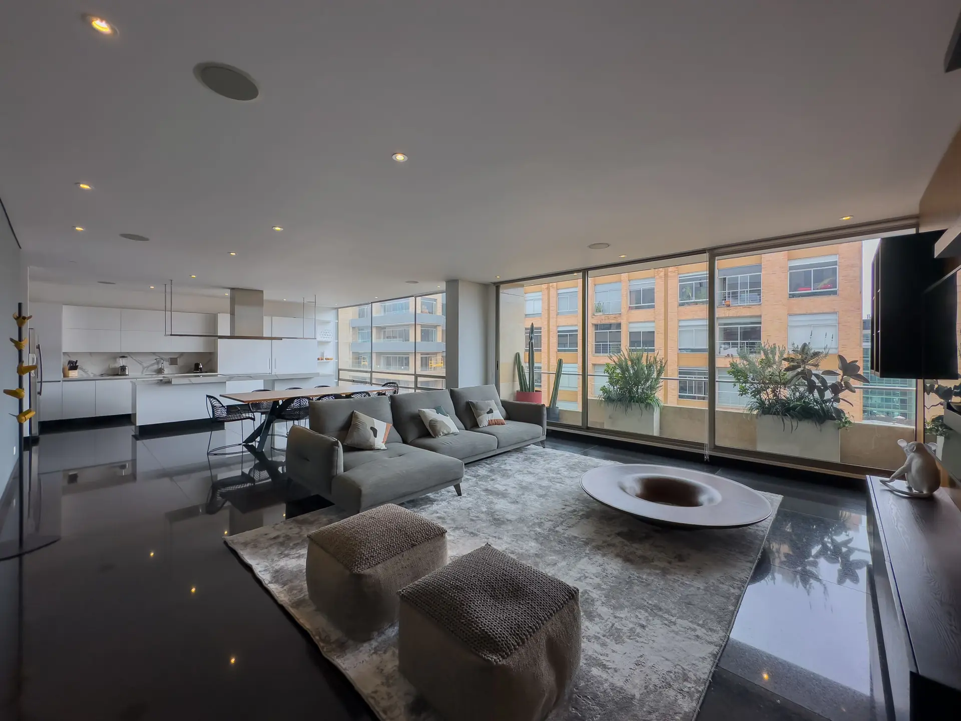 Apartamento con balcón en venta ó arriendo, chico norte.