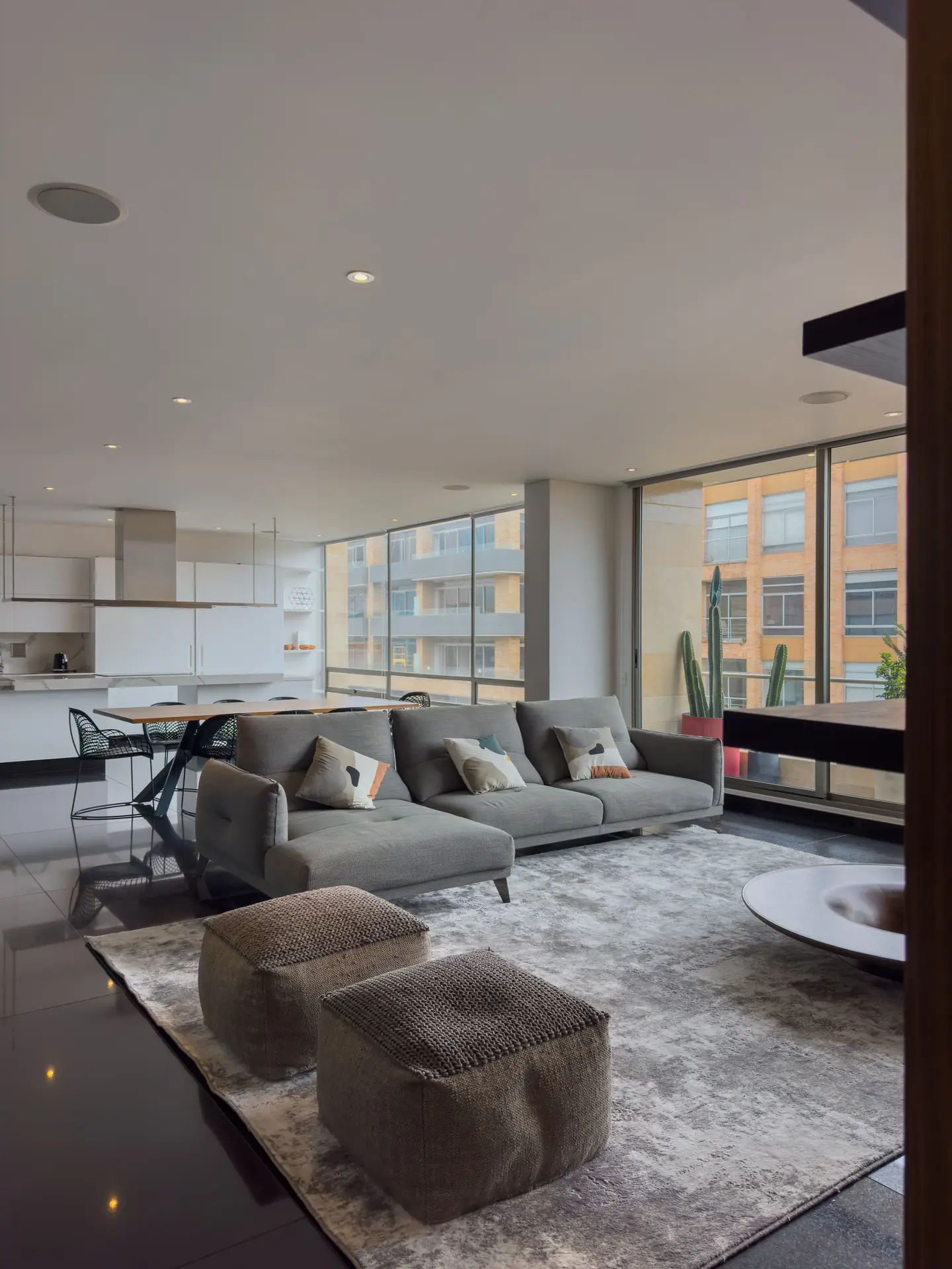 Apartamento con balcón en venta ó arriendo, chico norte.