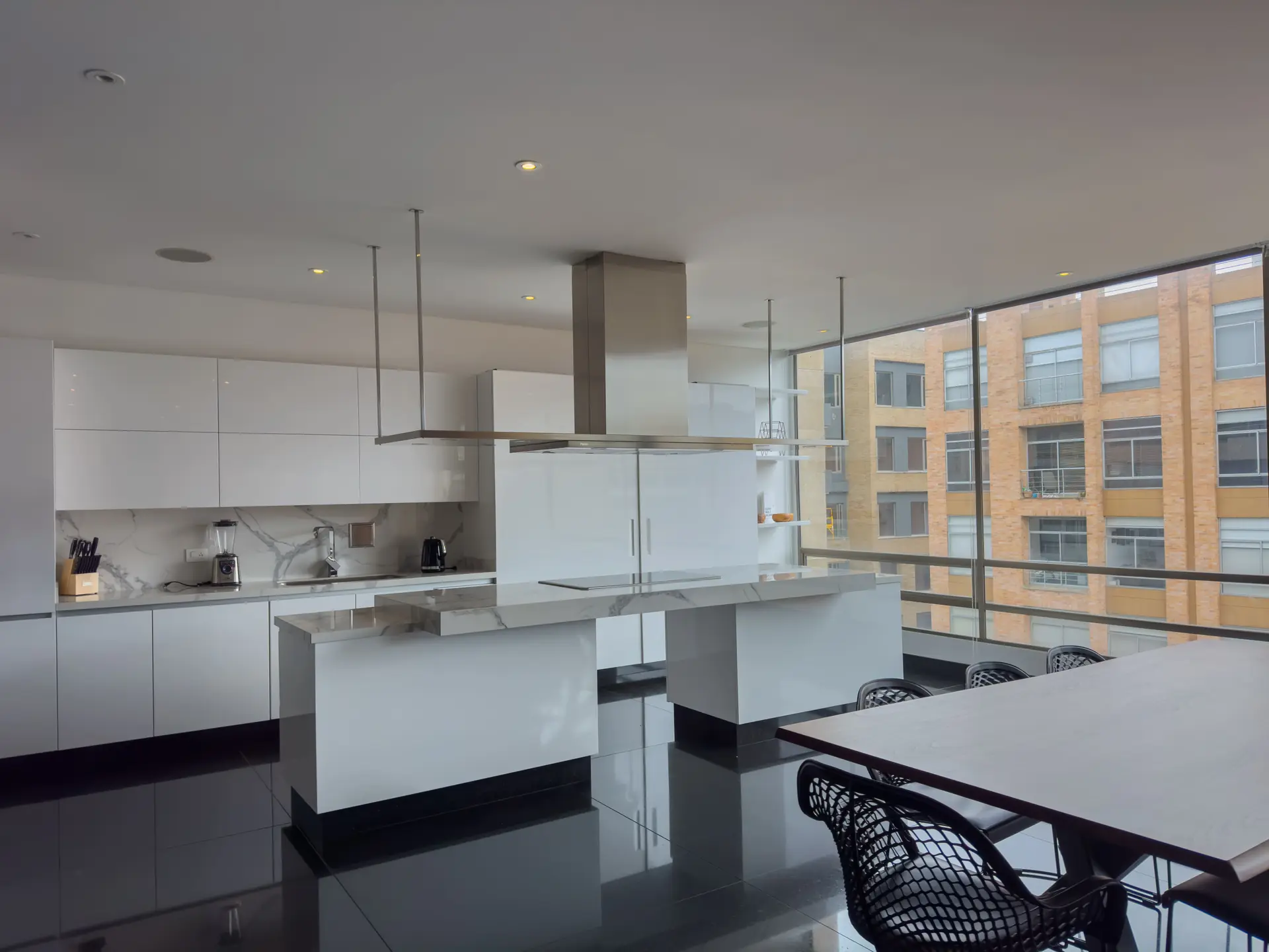 Apartamento con balcón en venta ó arriendo, chico norte.
