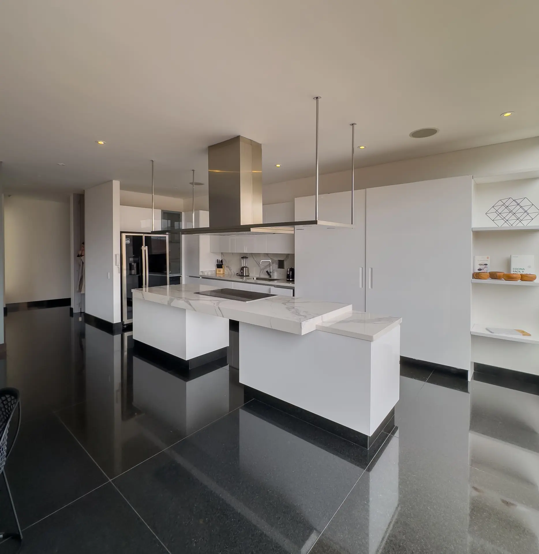 Apartamento con balcón en venta ó arriendo, chico norte.