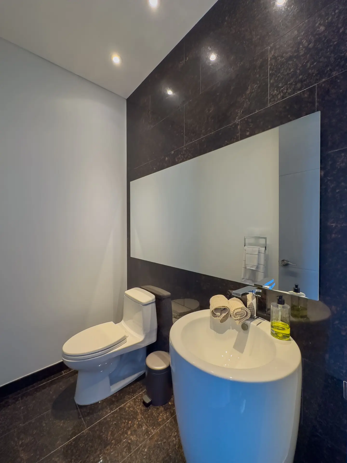 Apartamento con balcón en venta ó arriendo, chico norte.