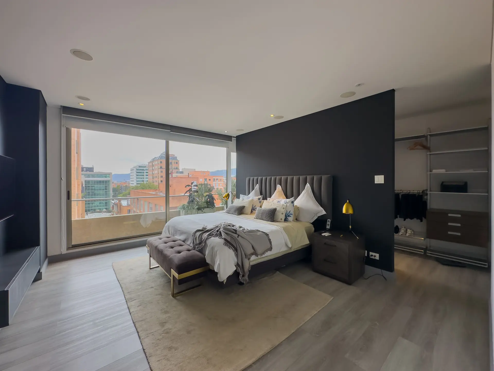 Apartamento con balcón en venta ó arriendo, chico norte.