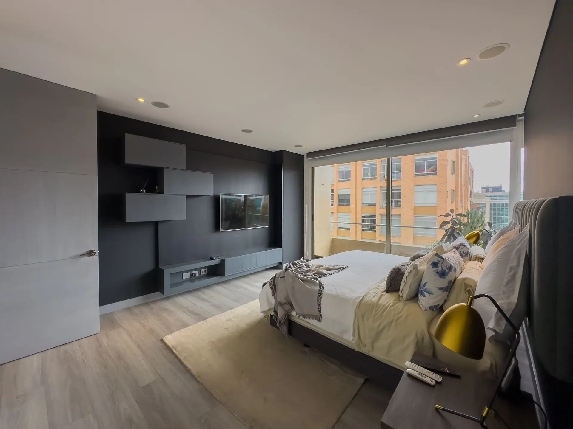 Apartamento con balcón en venta ó arriendo, chico norte.