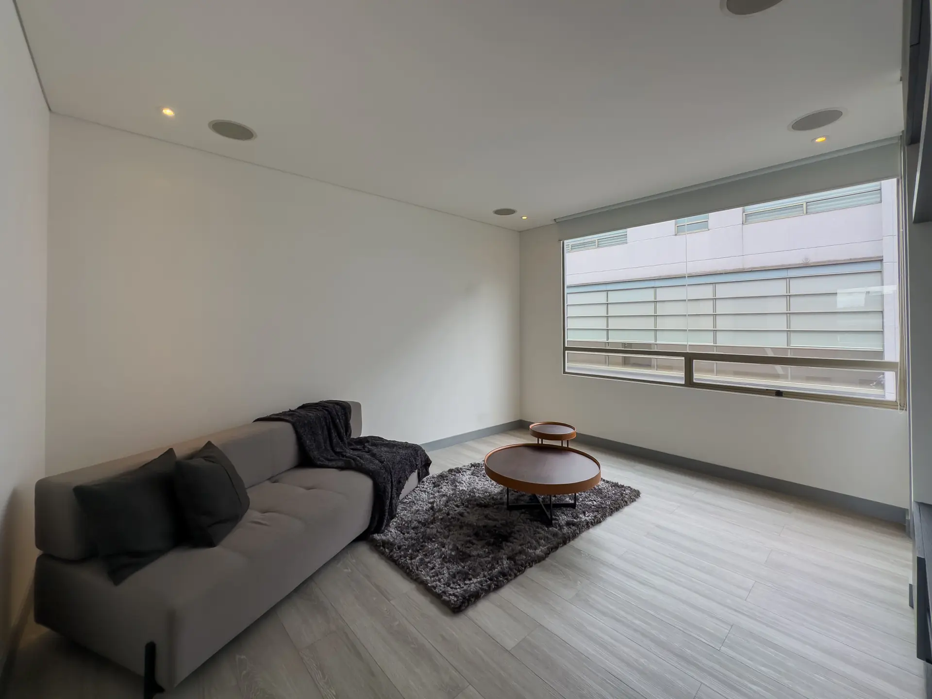 Apartamento con balcón en venta ó arriendo, chico norte.