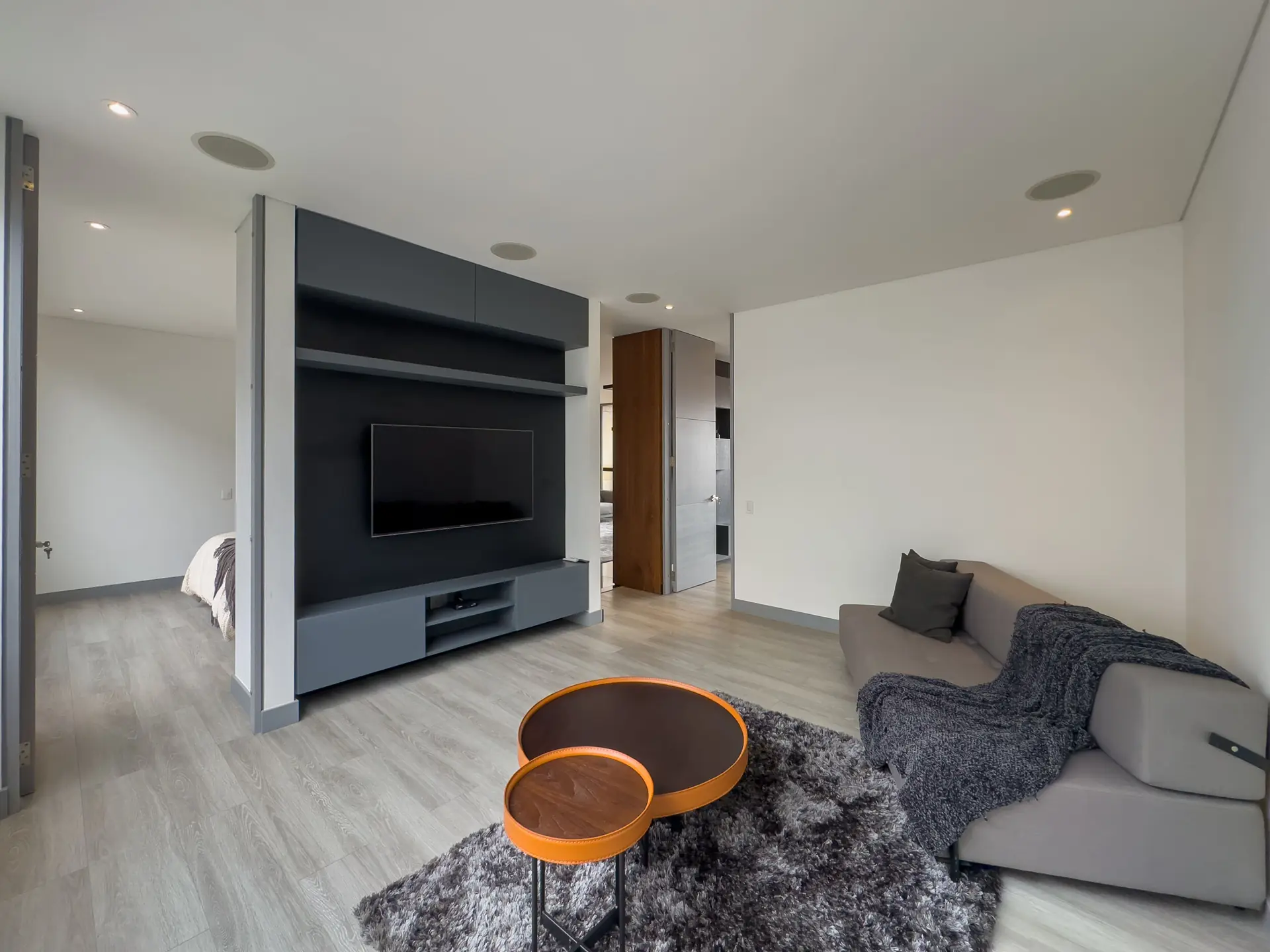 Apartamento con balcón en venta ó arriendo, chico norte.