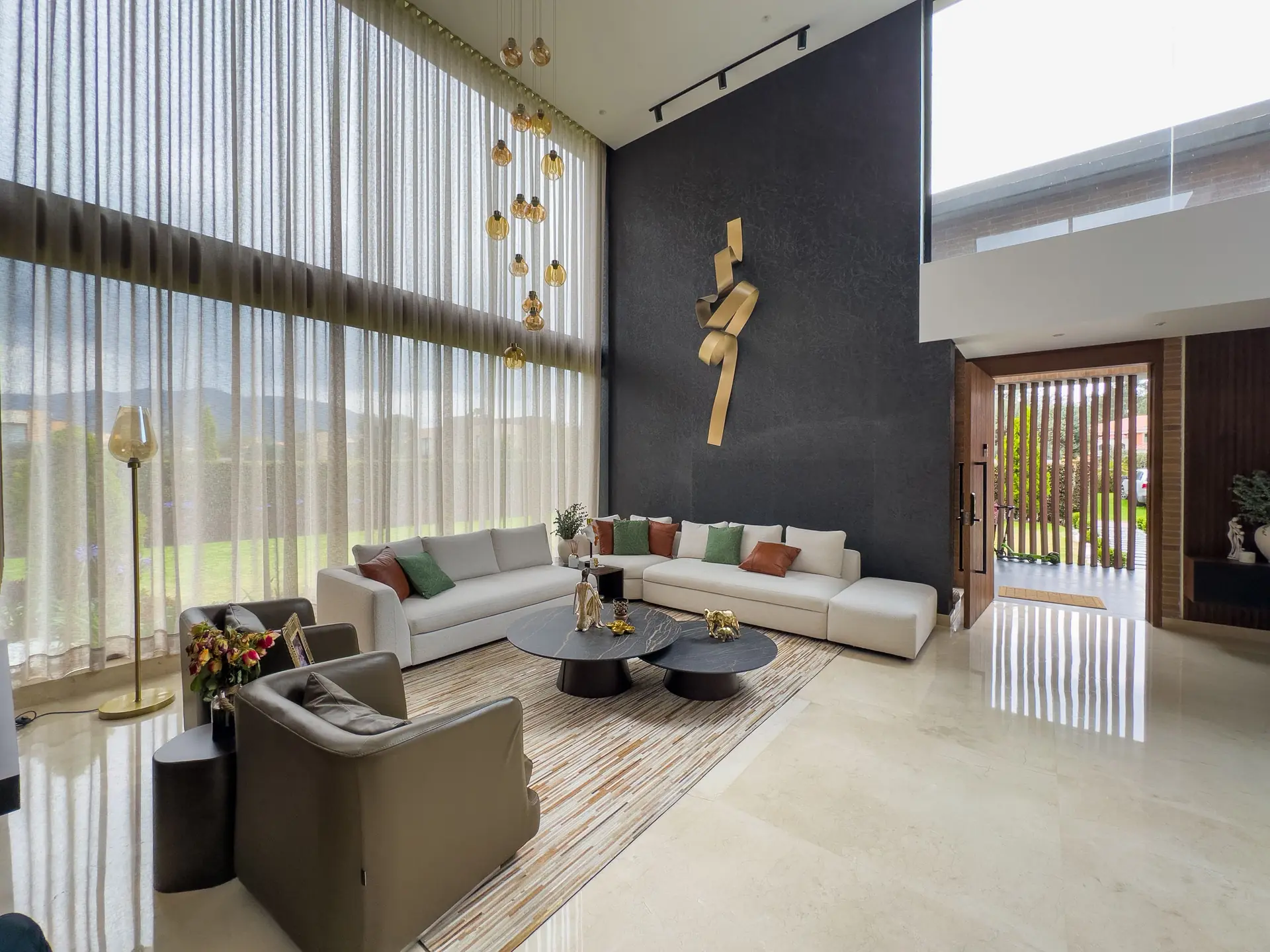 Casa con jardín y terraza a la venta, en Guaymaral.