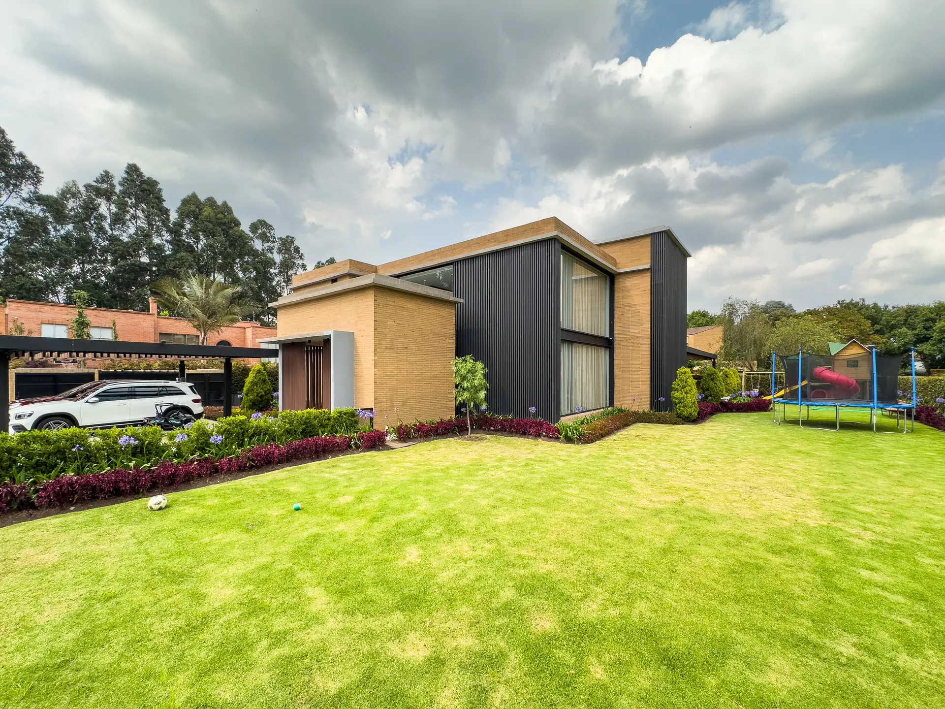 Casa con jardín y terraza a la venta, en Guaymaral.
