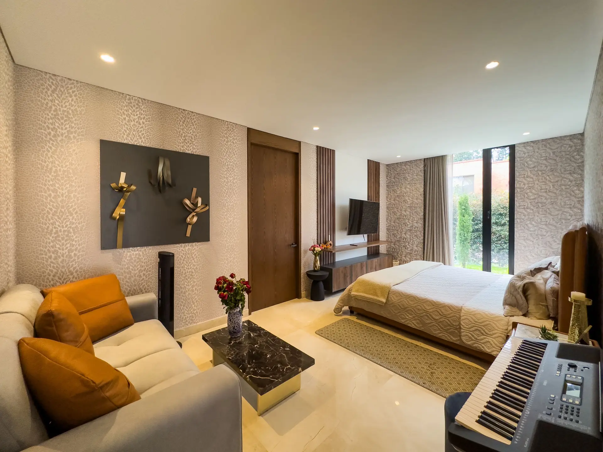 Casa con jardín y terraza a la venta, en Guaymaral.