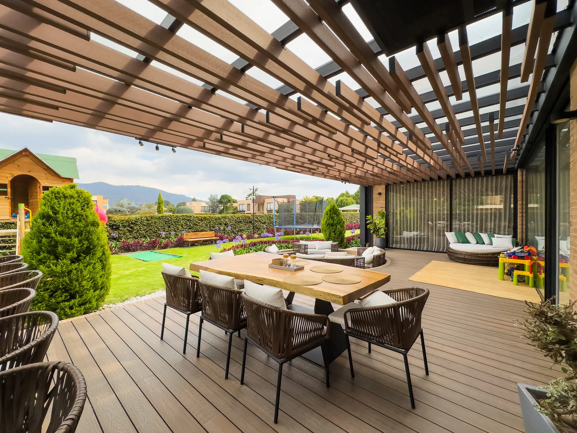 Casa con jardín y terraza a la venta, en Guaymaral.