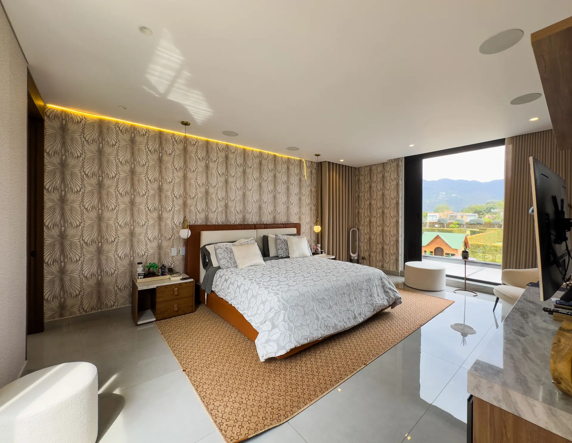 Casa con jardín y terraza a la venta, en Guaymaral.