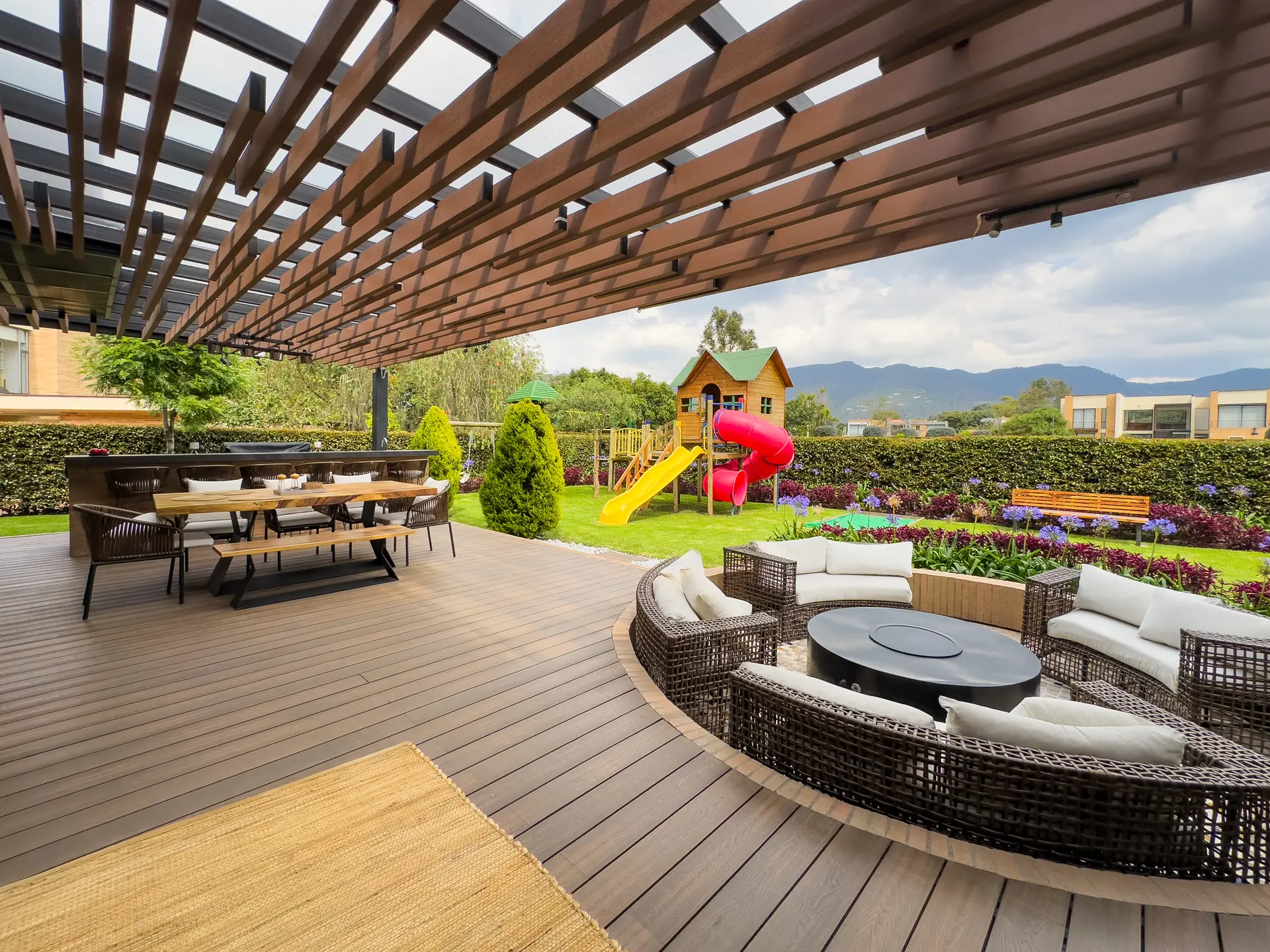 Casa con jardín y terraza a la venta, en Guaymaral.