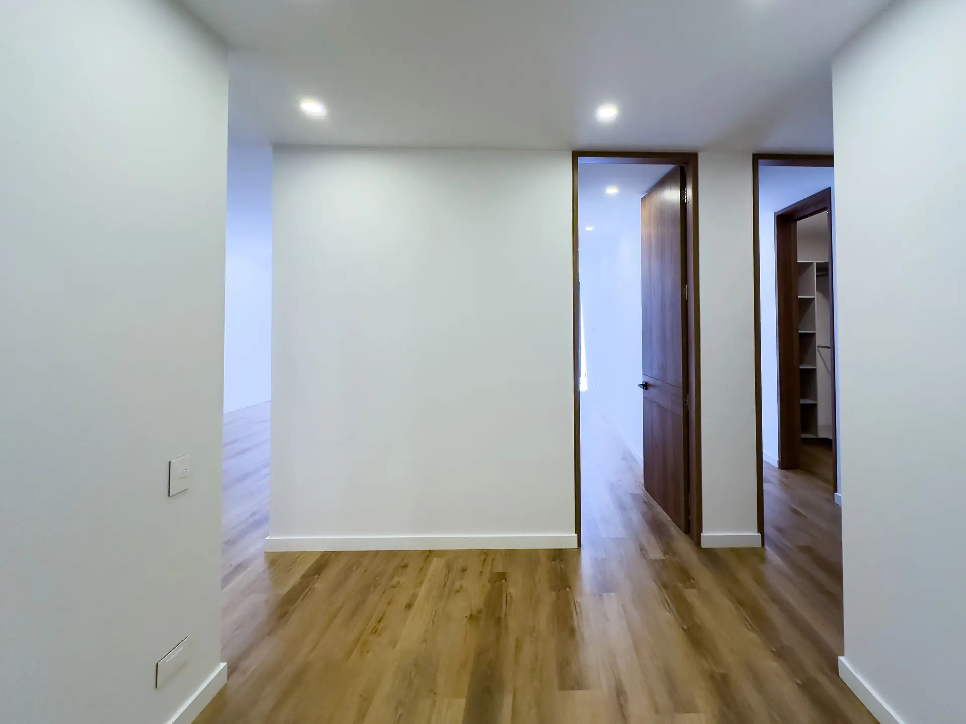Apartamento con balcón a la venta, en San Patricio.