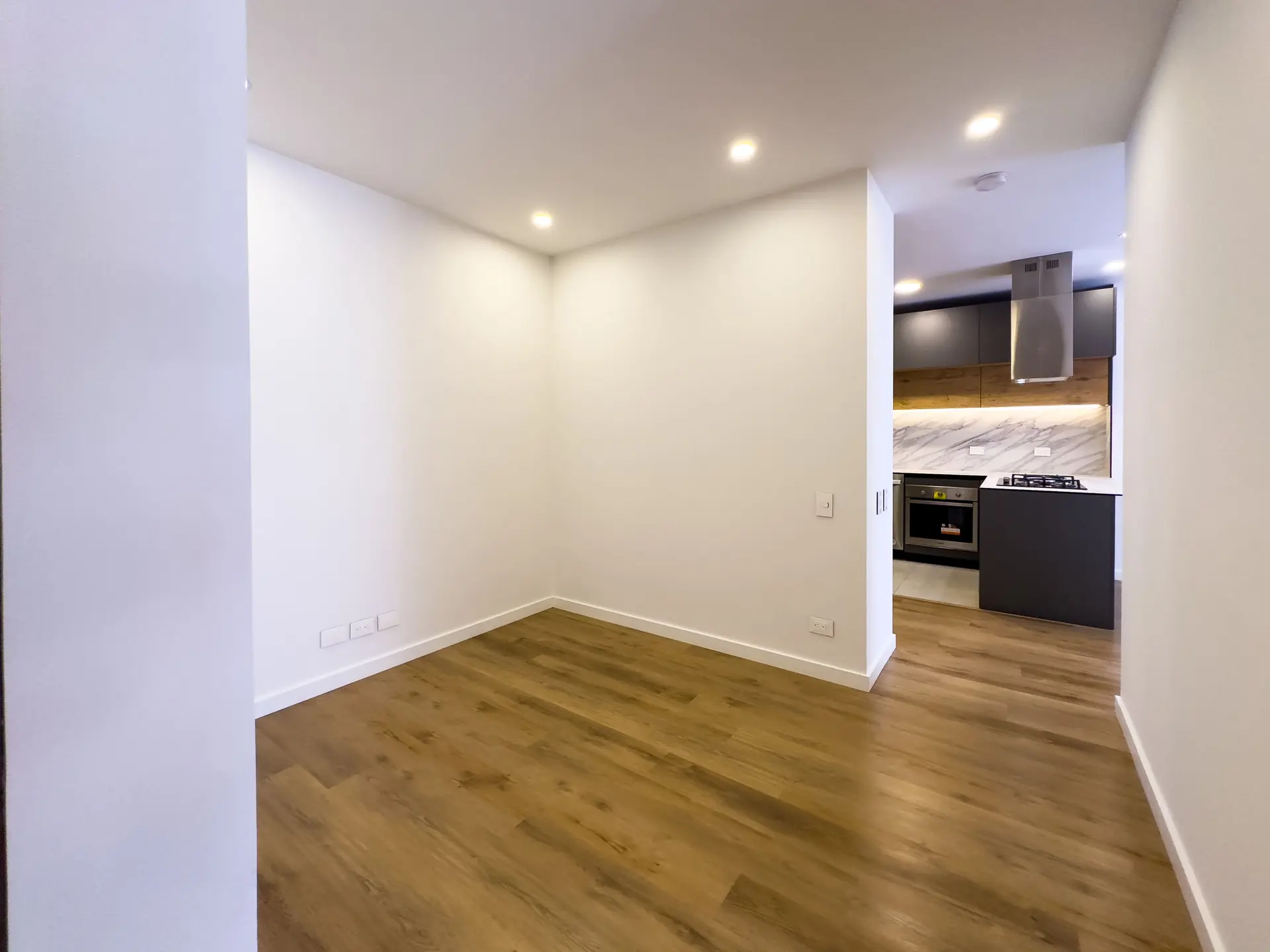Apartamento con balcón a la venta, en San Patricio.
