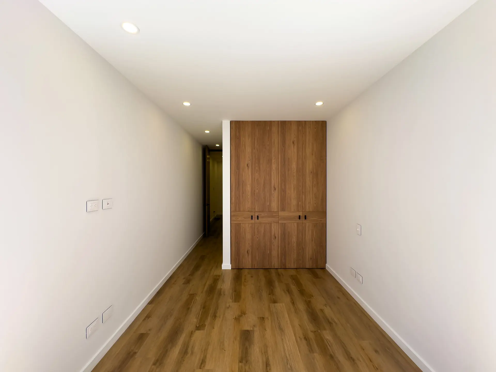 Apartamento con balcón a la venta, en San Patricio.