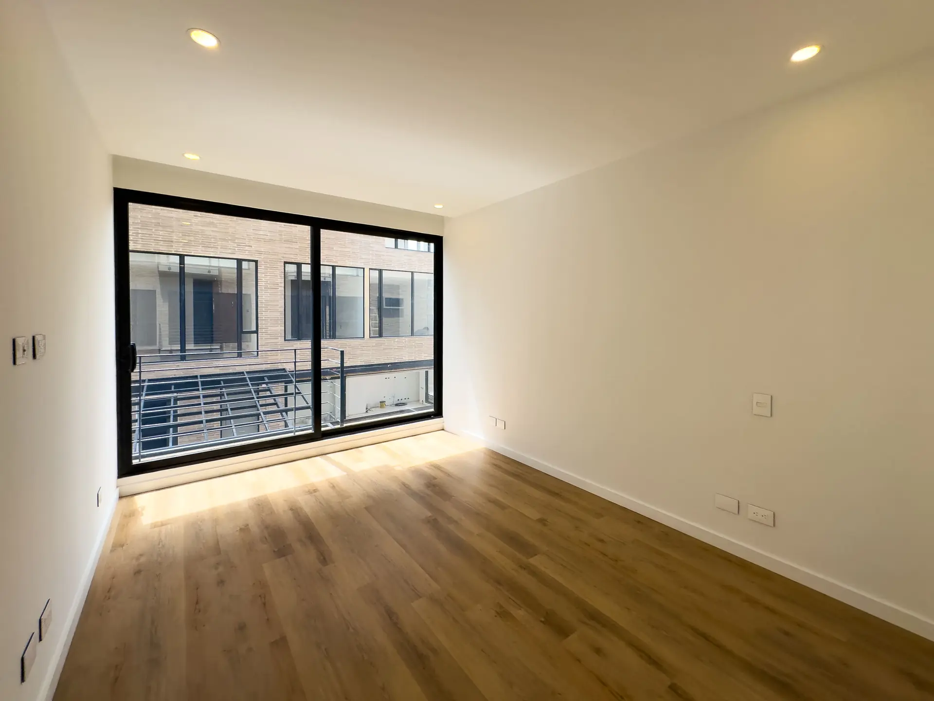 Apartamento con balcón a la venta, en San Patricio.