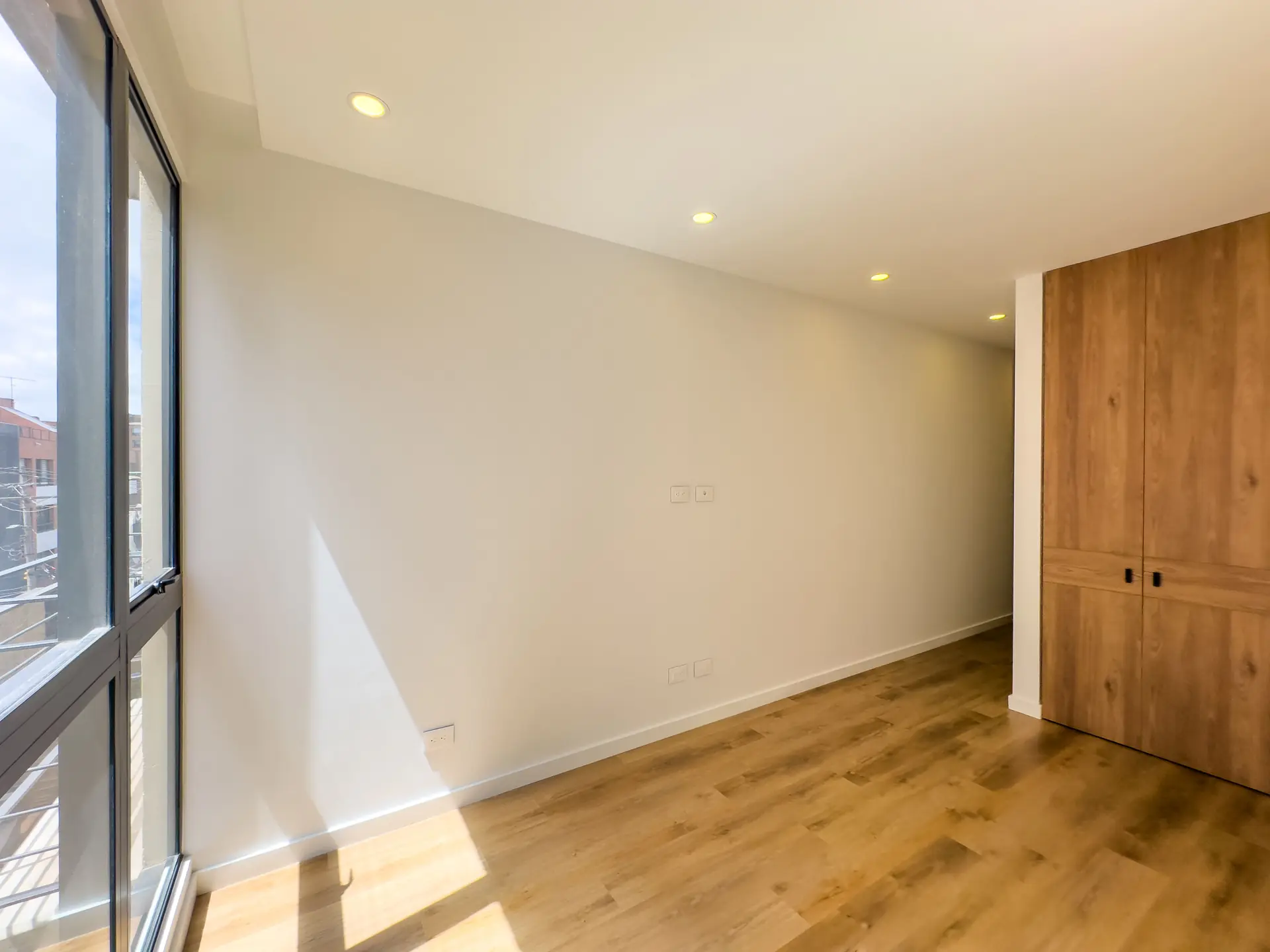 Apartamento con balcón a la venta, en San Patricio.
