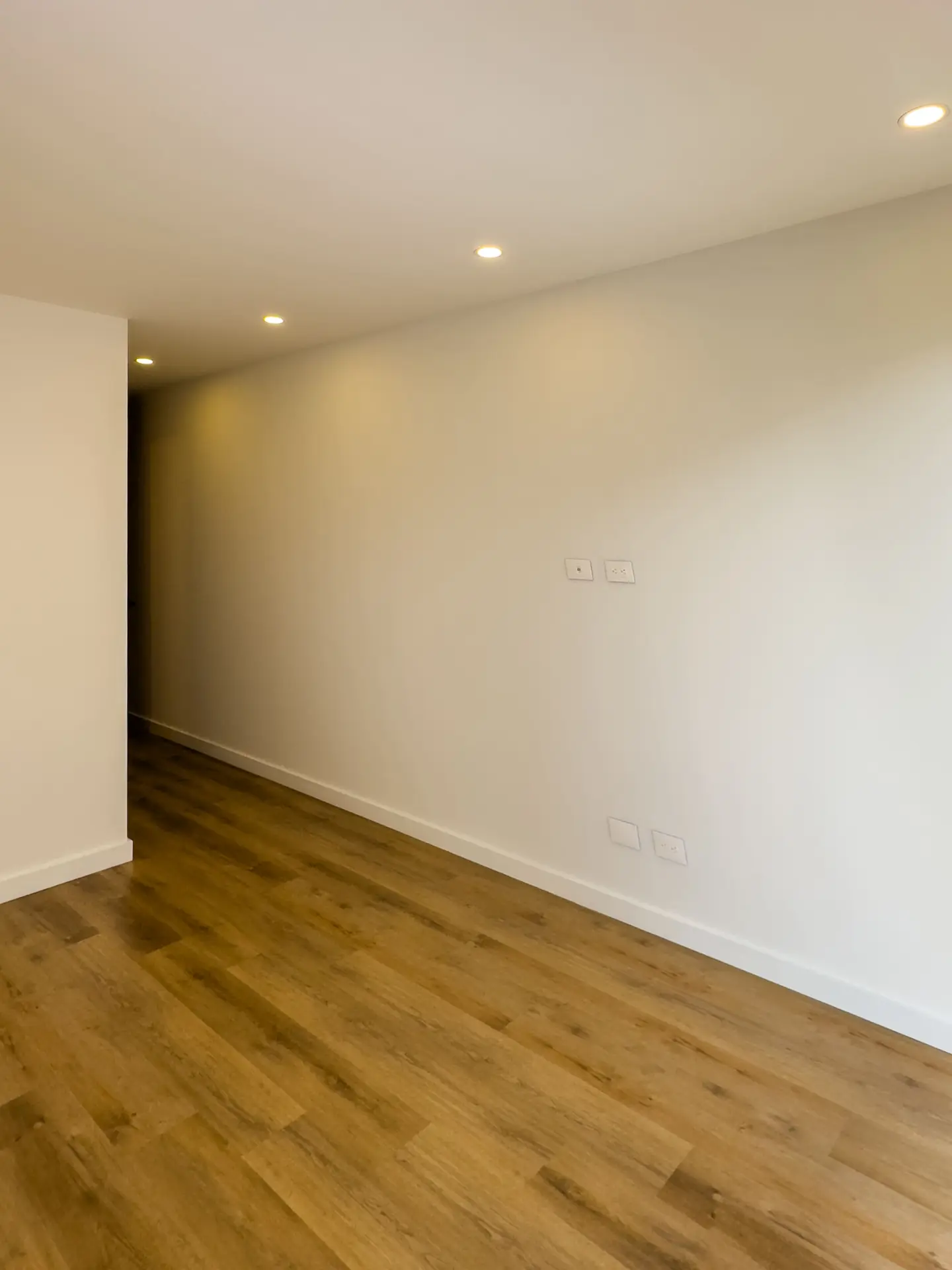 Apartamento con balcón a la venta, en San Patricio.