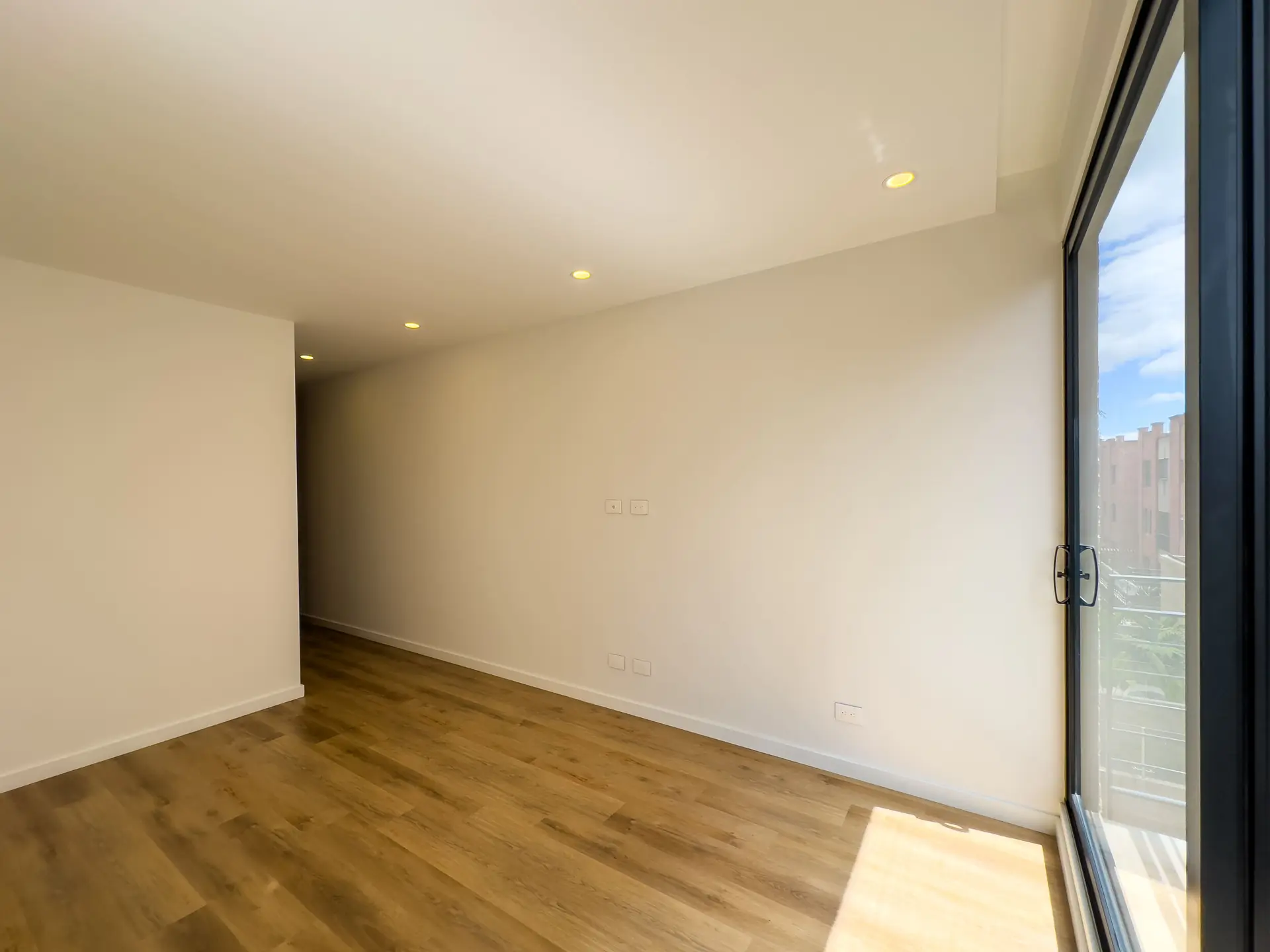 Apartamento con balcón a la venta, en San Patricio.