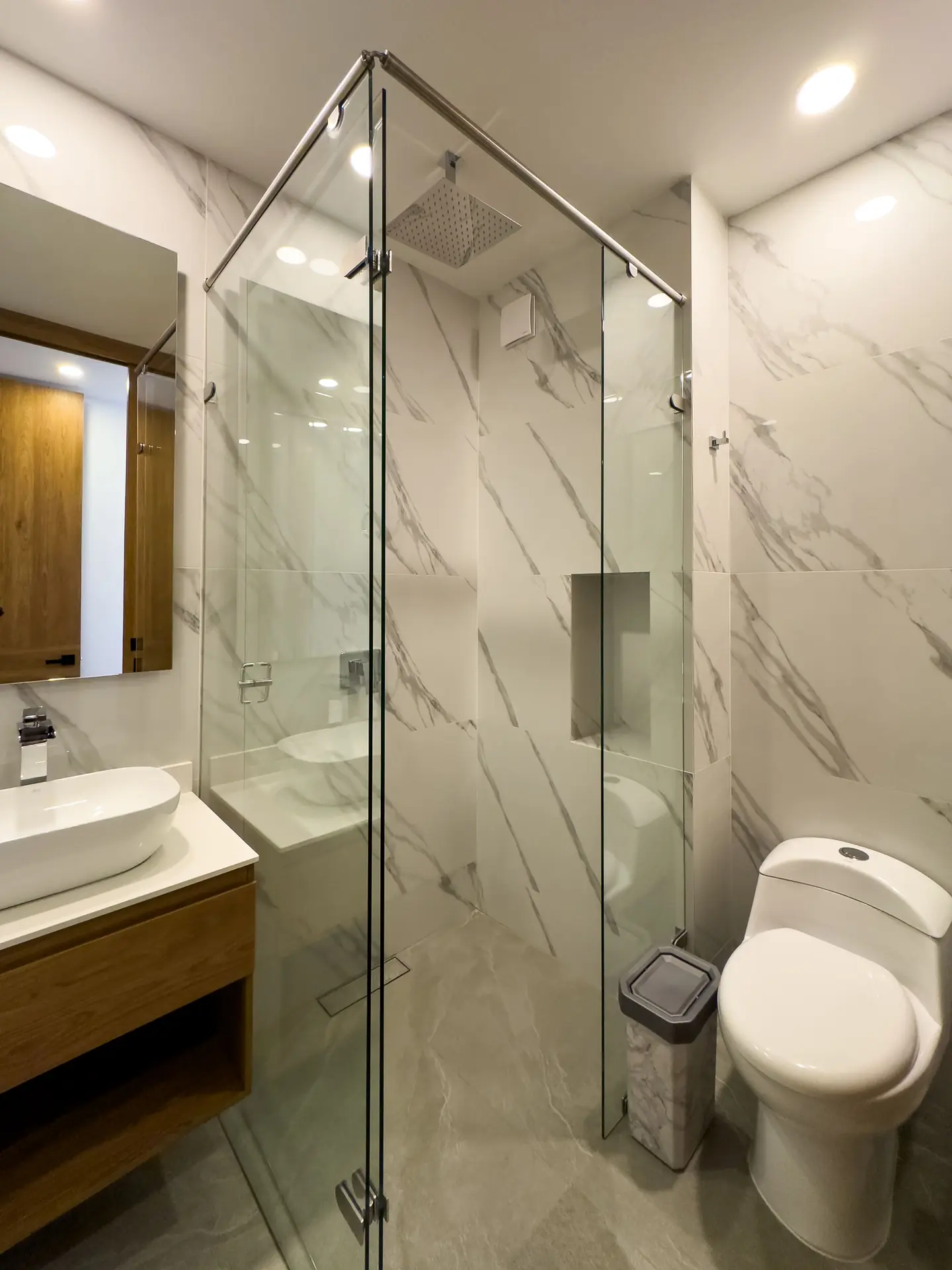 Apartamento con balcón a la venta, en San Patricio.