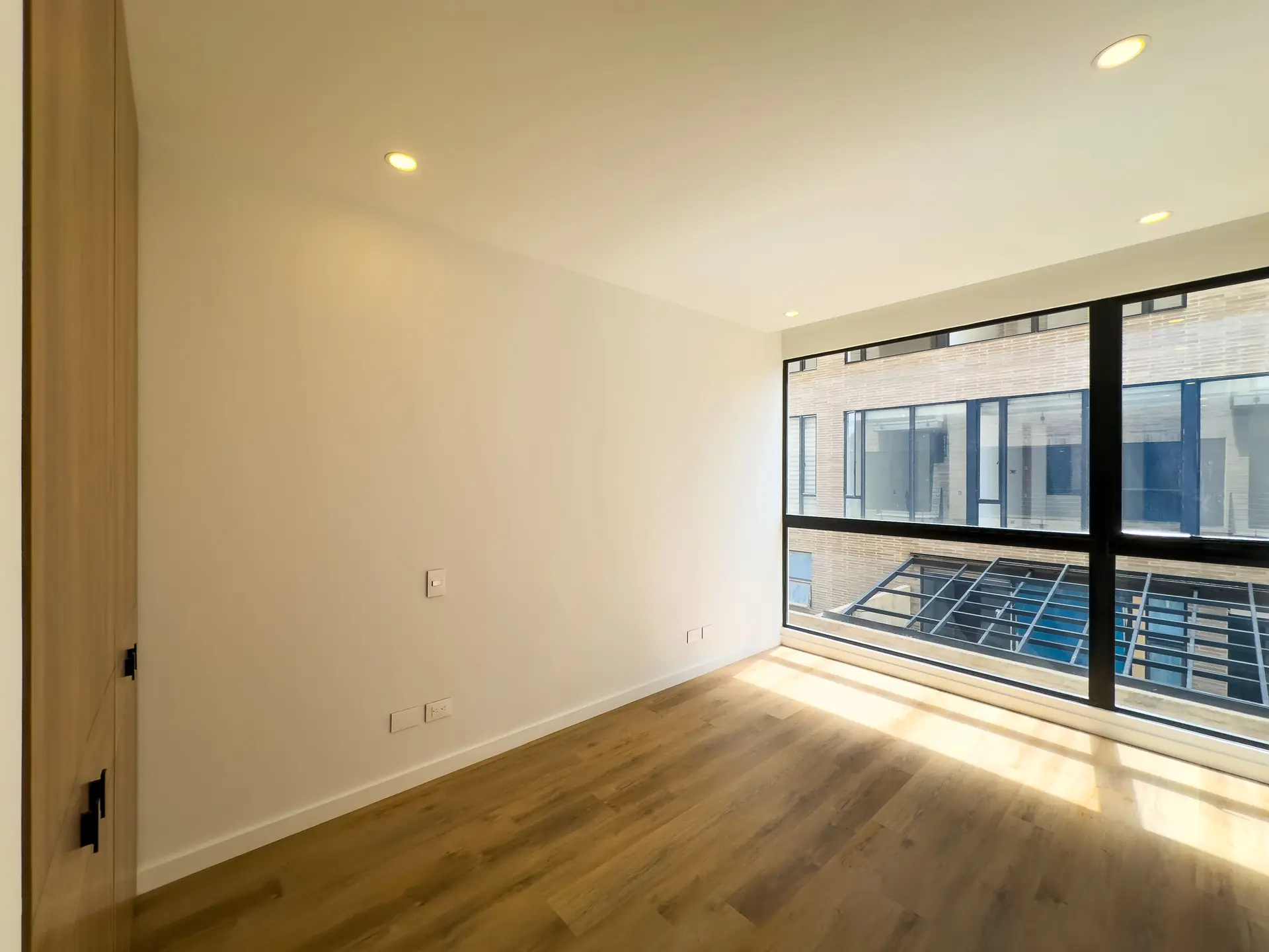 Apartamento con balcón a la venta, en San Patricio.