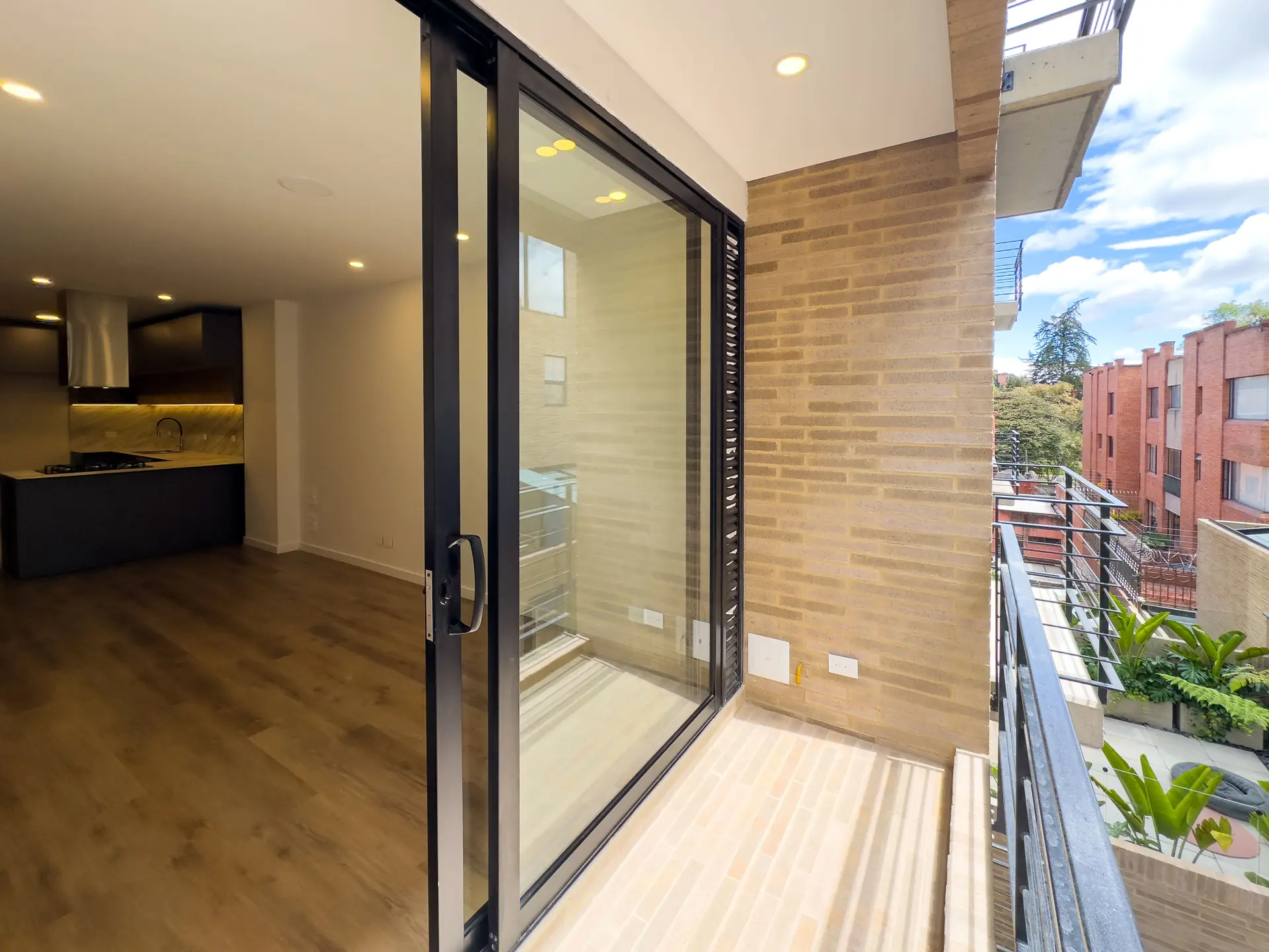 Apartamento con balcón a la venta, en San Patricio.