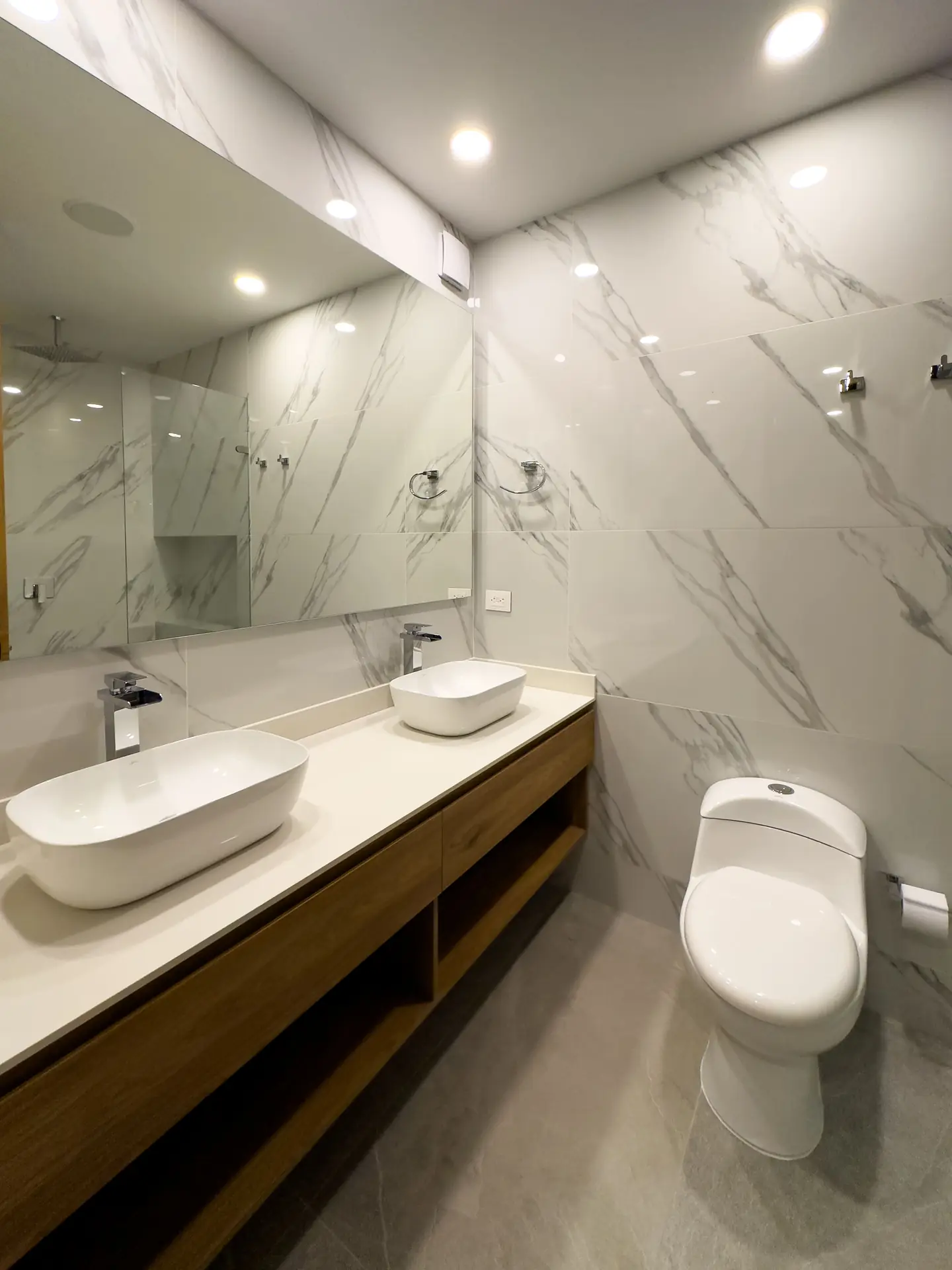 Apartamento con balcón a la venta, en San Patricio.