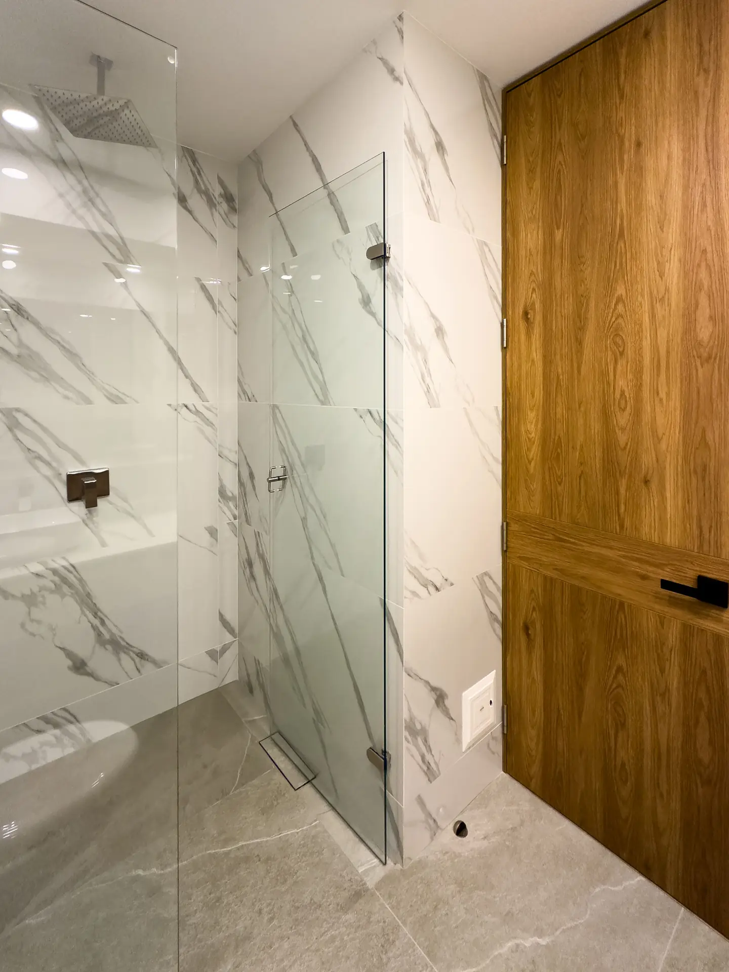 Apartamento con balcón a la venta, en San Patricio.