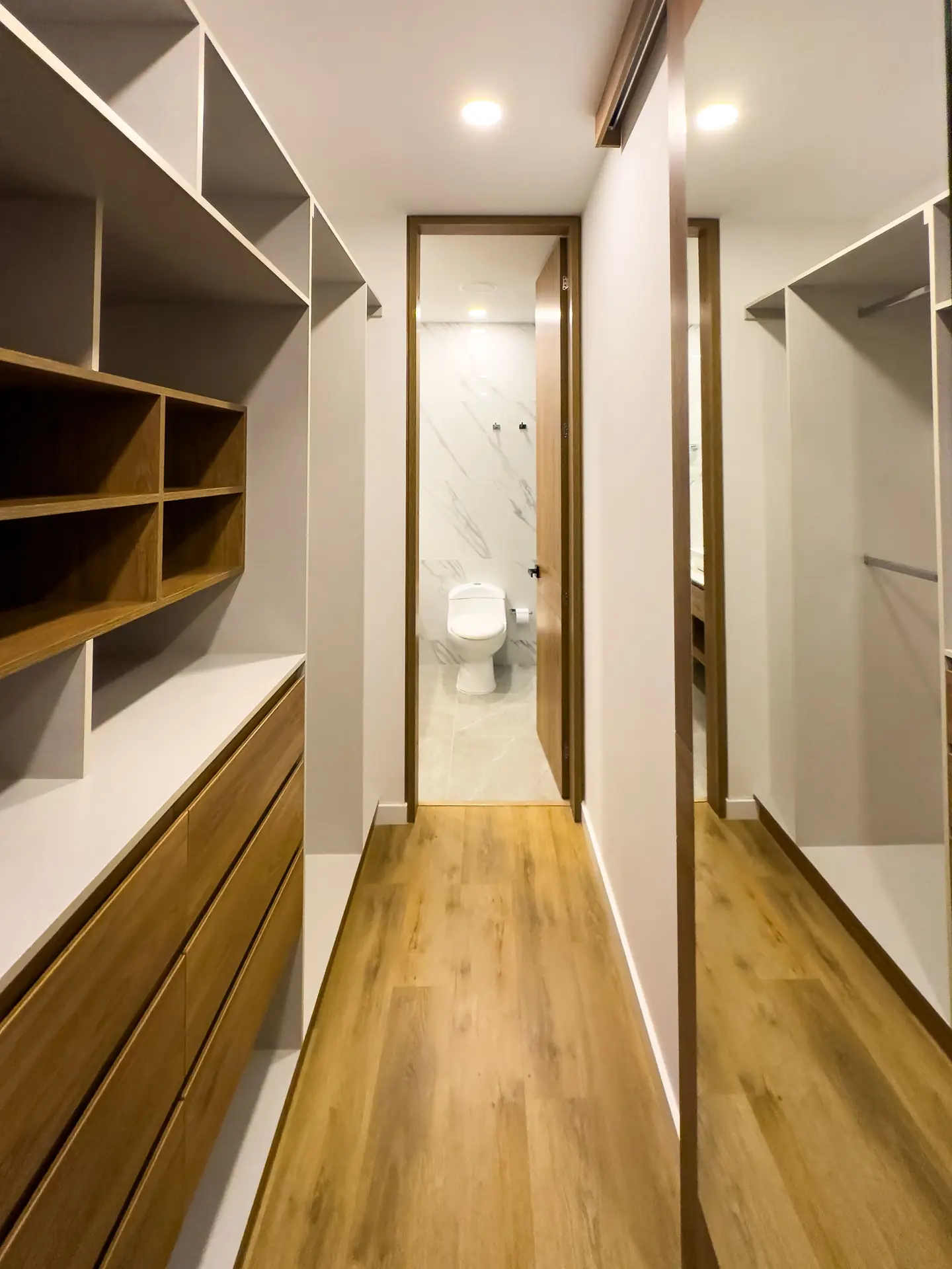 Apartamento con balcón a la venta, en San Patricio.