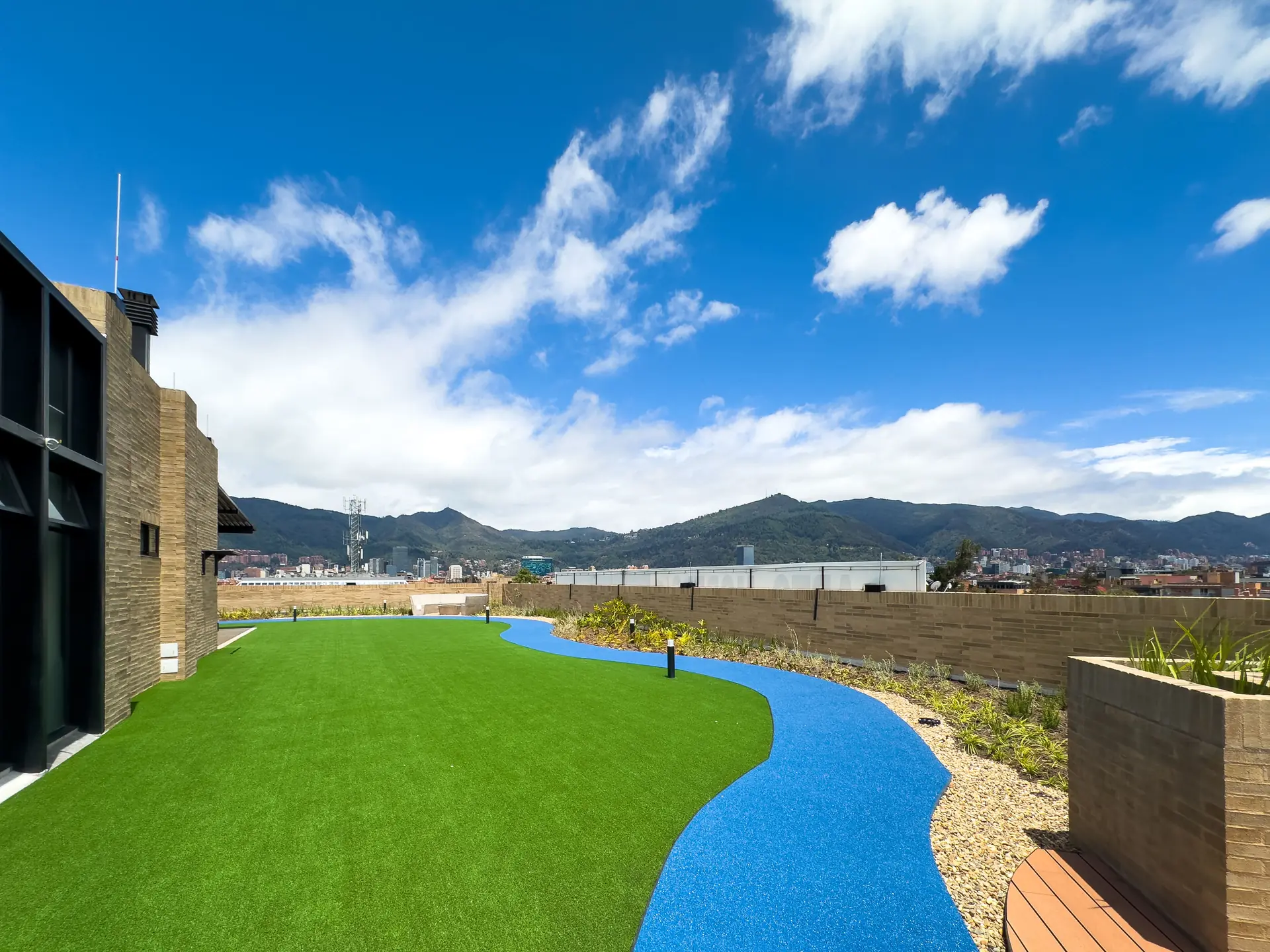 Apartamento con balcón a la venta, en San Patricio.