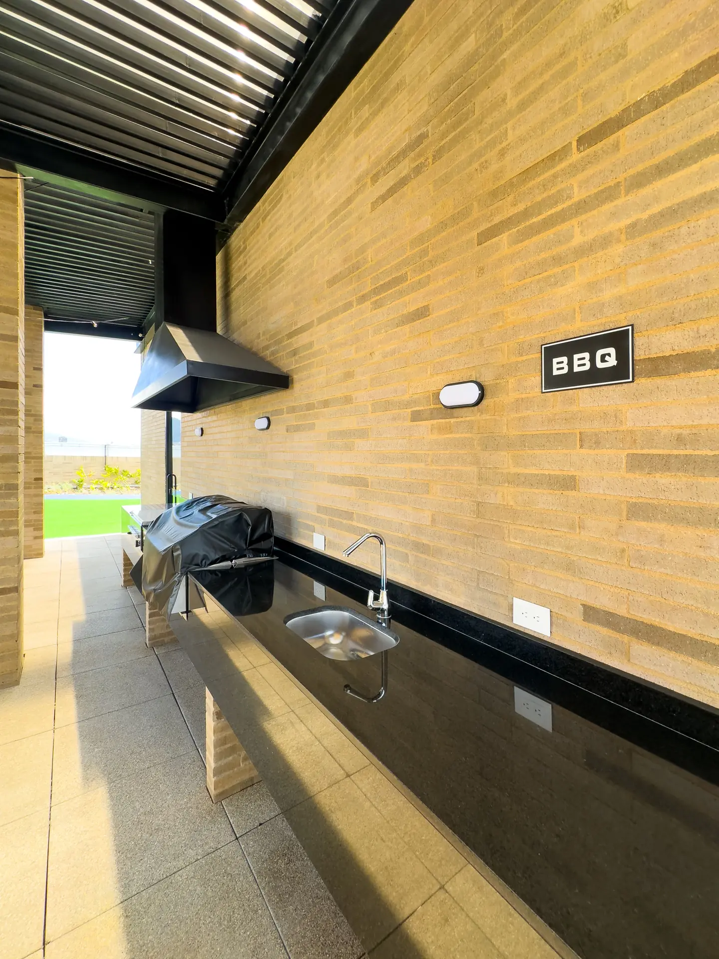 Apartamento con balcón a la venta, en San Patricio.