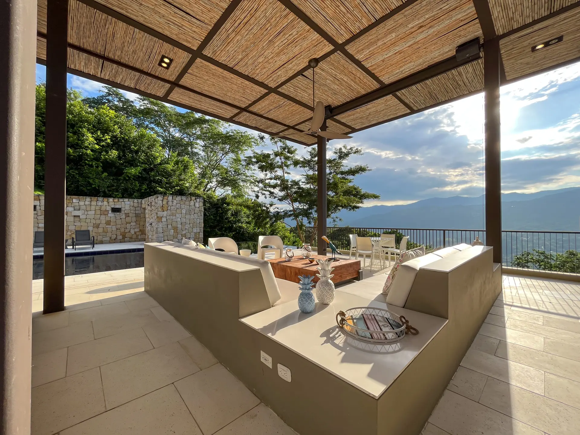 Casa con piscina a la venta, en Villeta (conjunto cerrado)