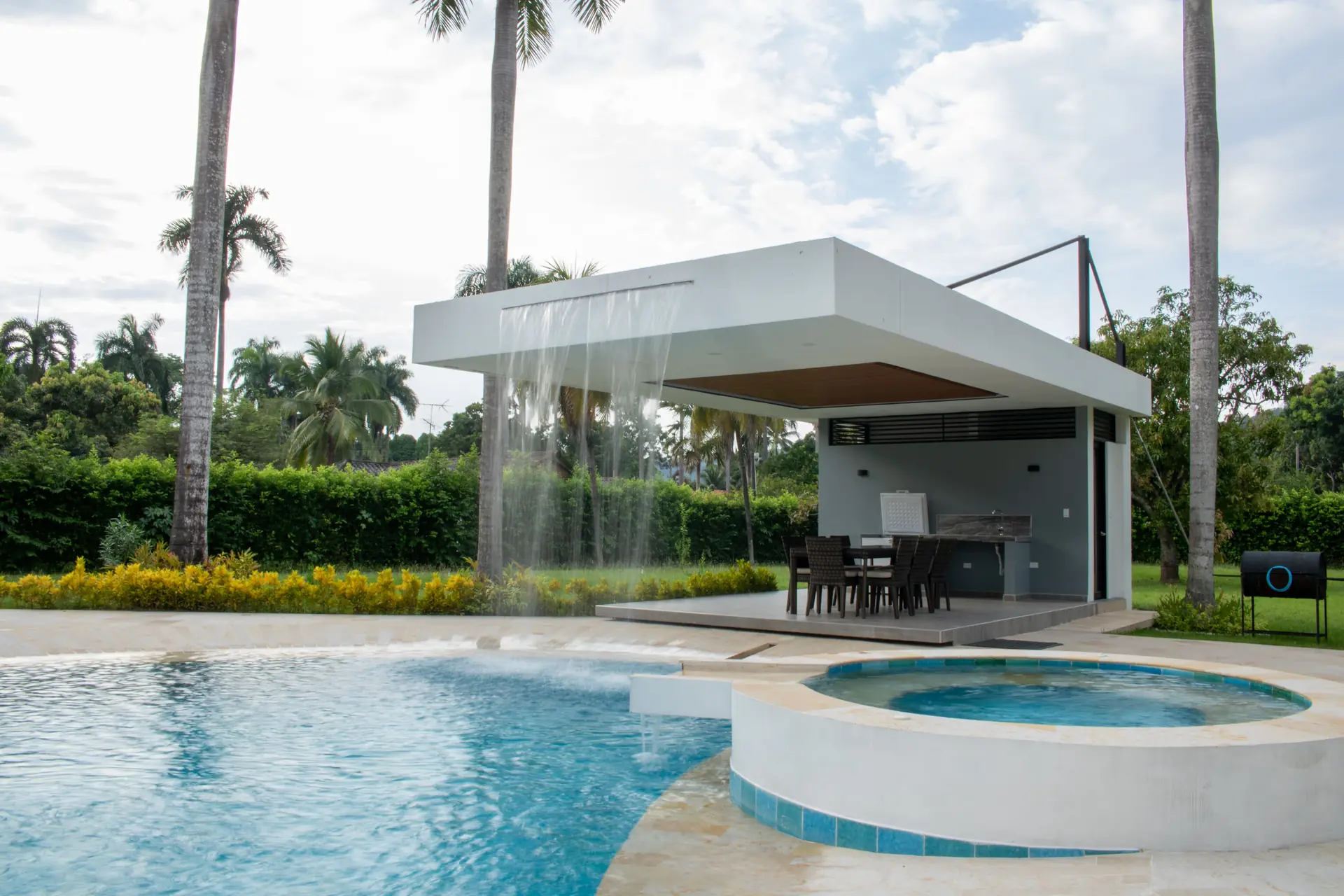 Casa con piscina a la venta, en Melgar.