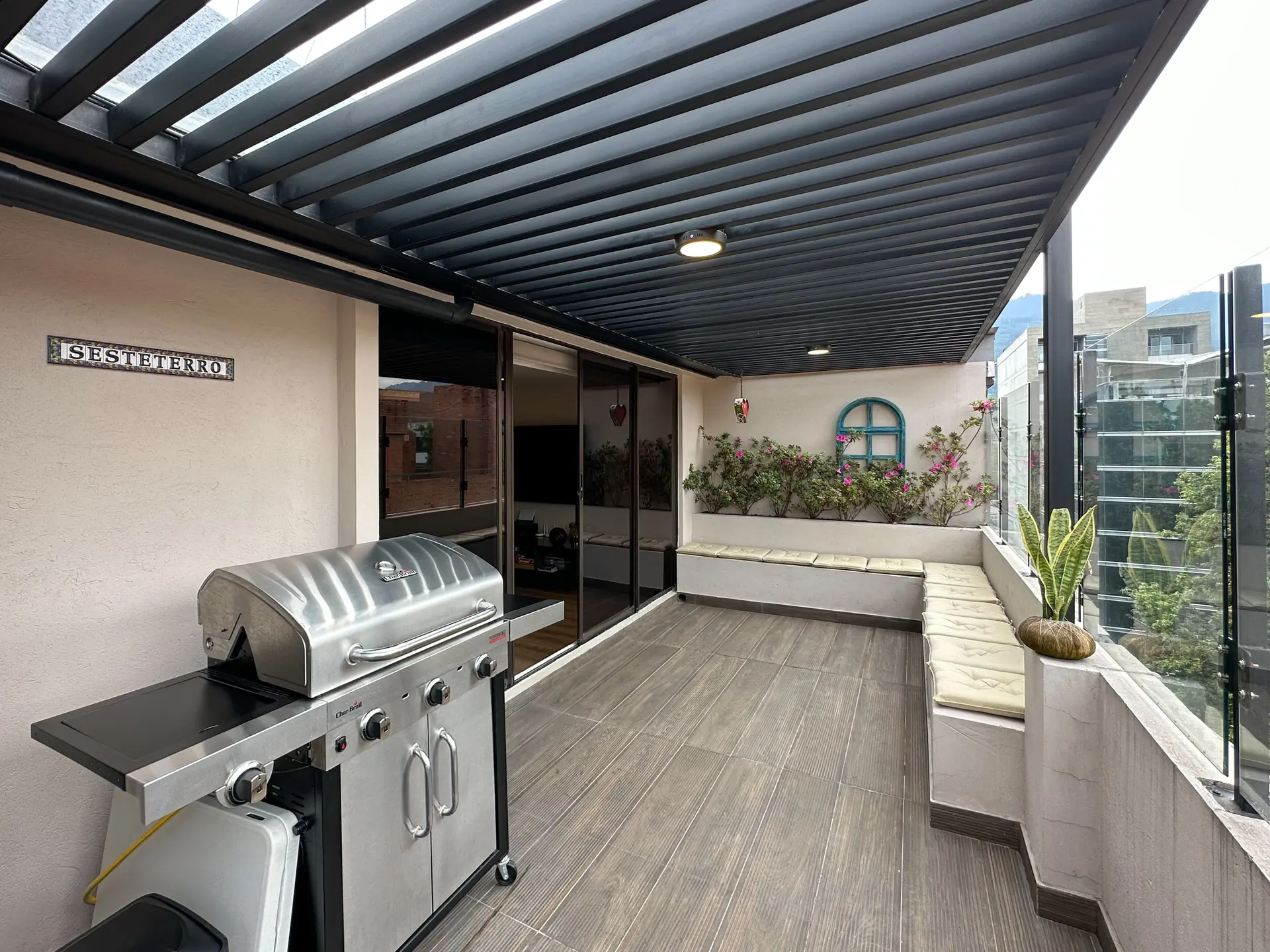 Apartamento dúplex con terraza a la venta, en El Chico.