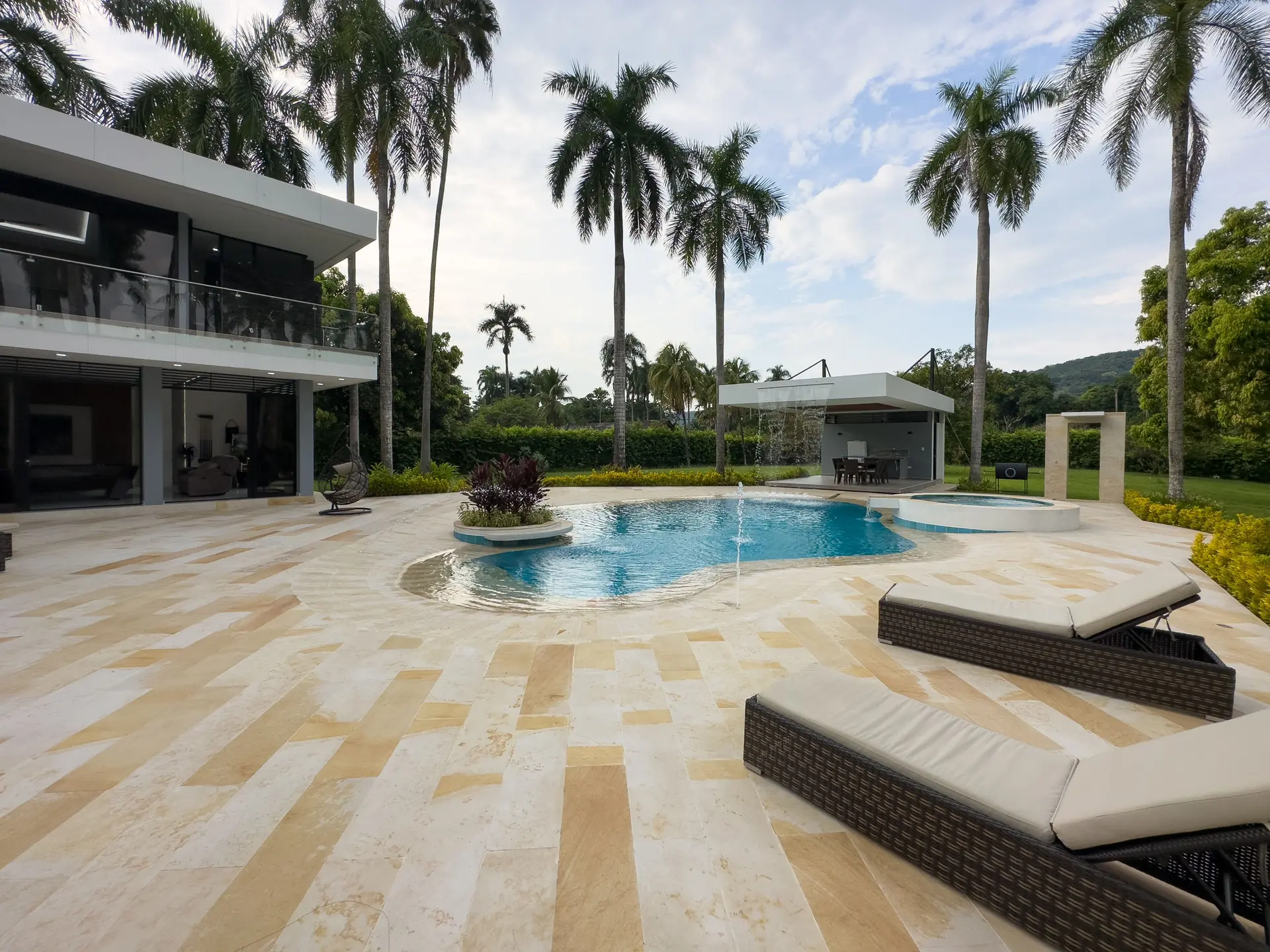 Casa con piscina a la venta, en Melgar.