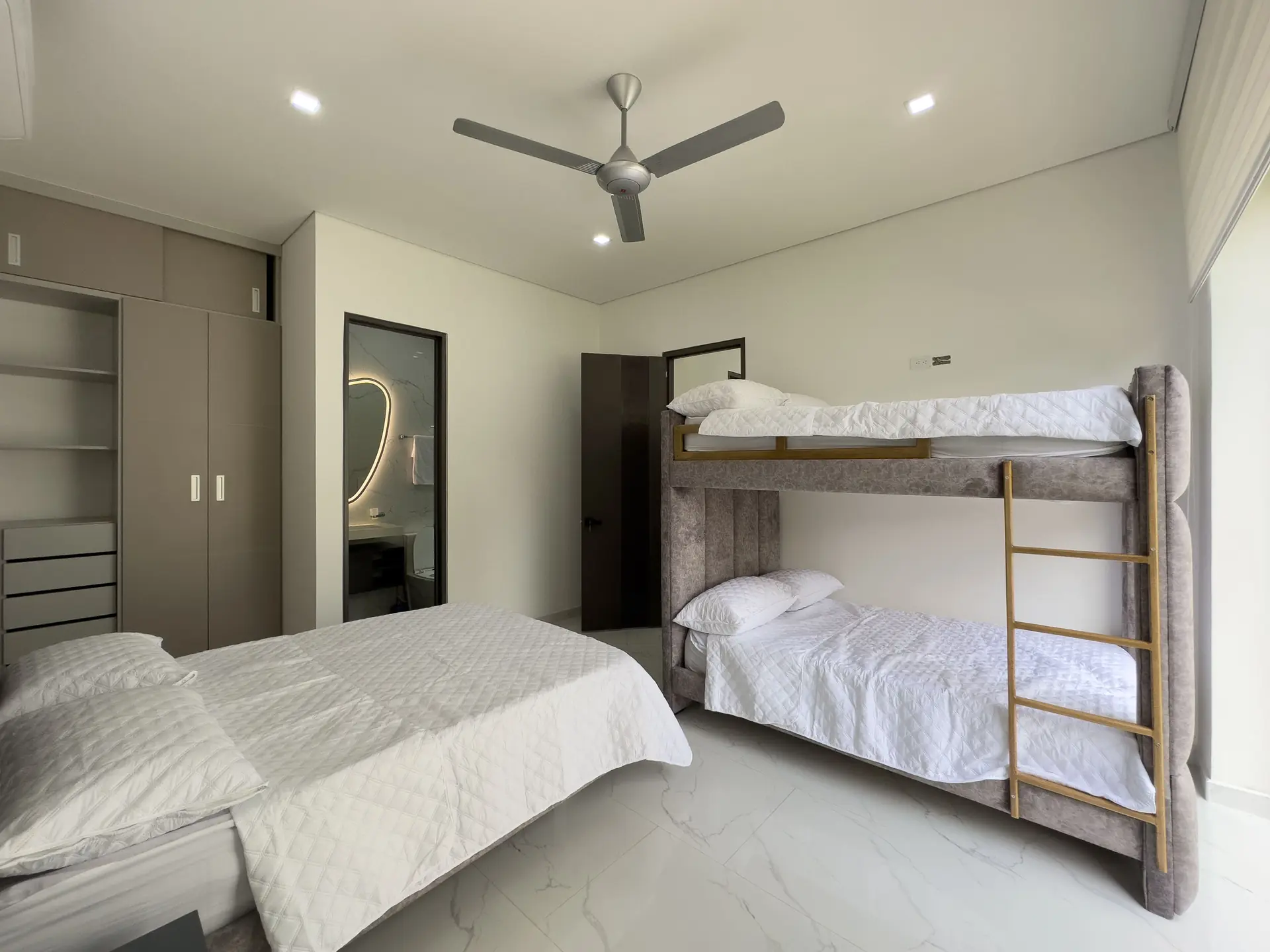 Casa con piscina a la venta, en Melgar.