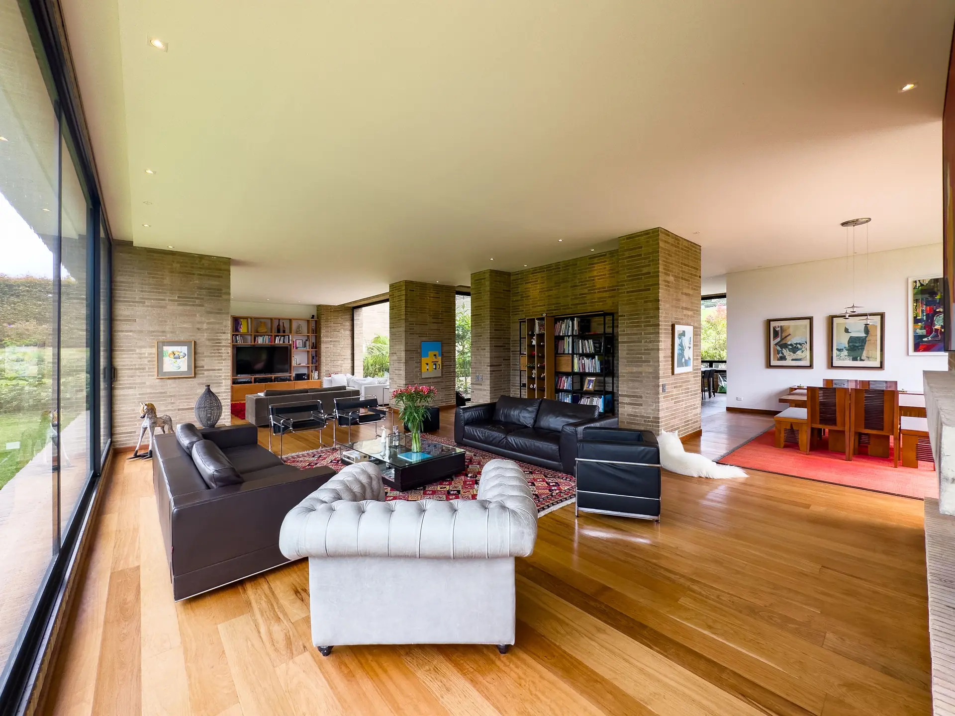 Casa con jardín a la venta, en La Calera.