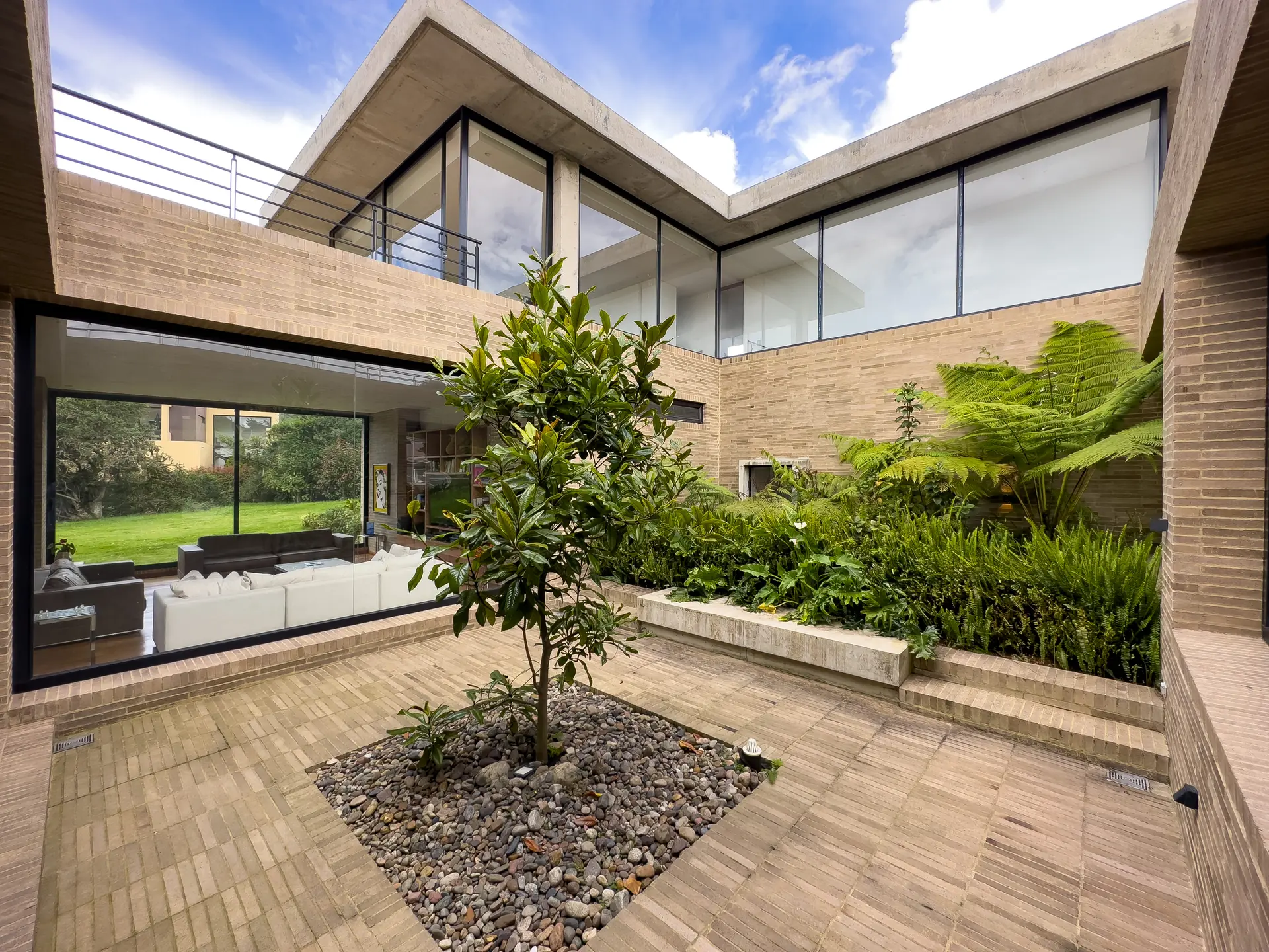 Casa con jardín a la venta, en La Calera.