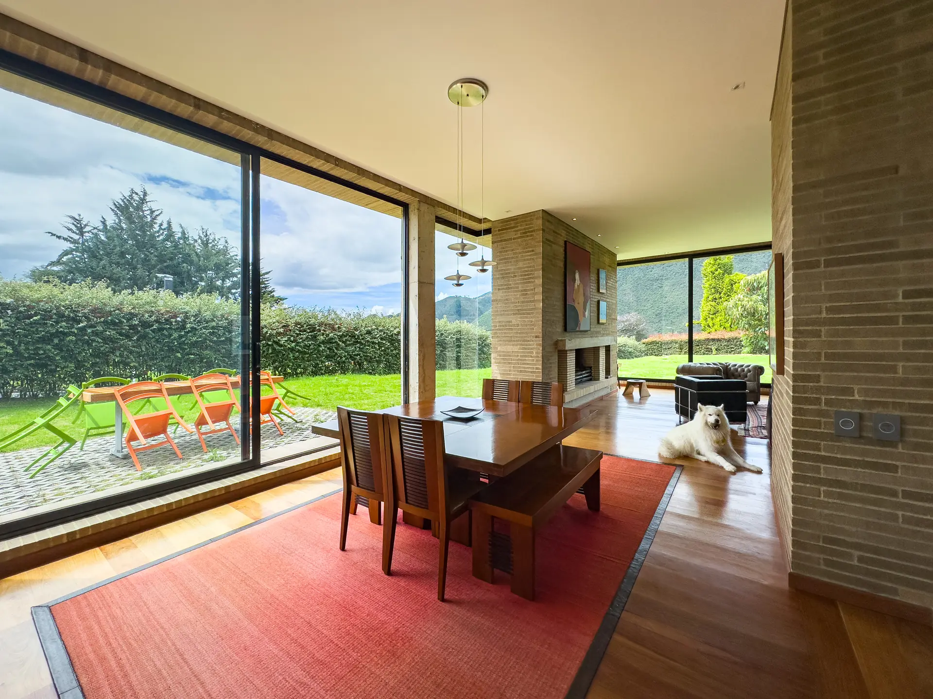 Casa con jardín a la venta, en La Calera.