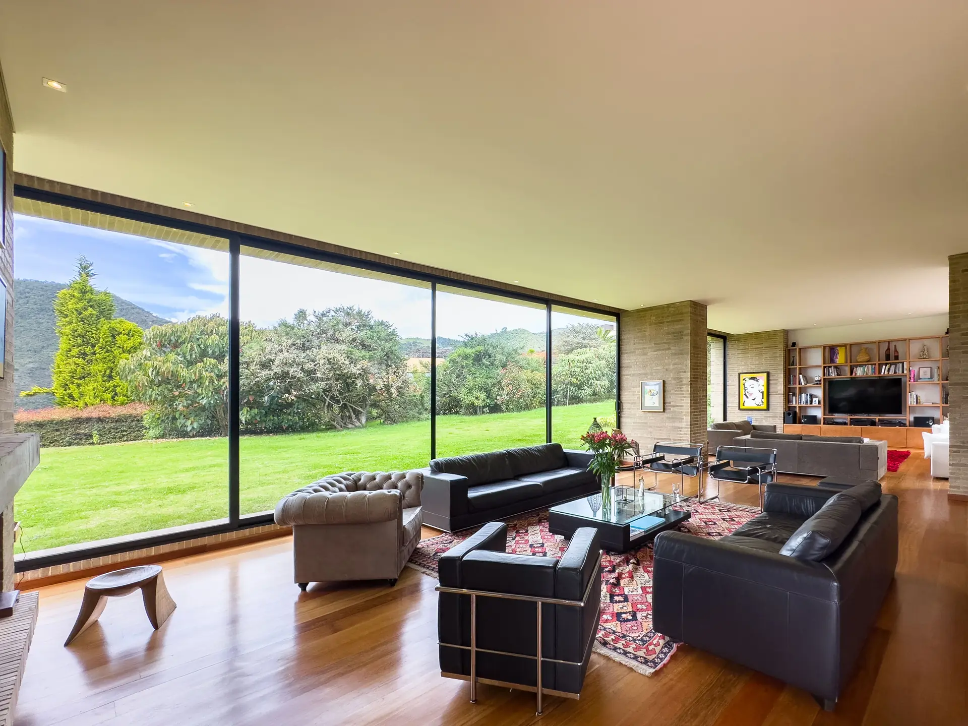 Casa con jardín a la venta, en La Calera.