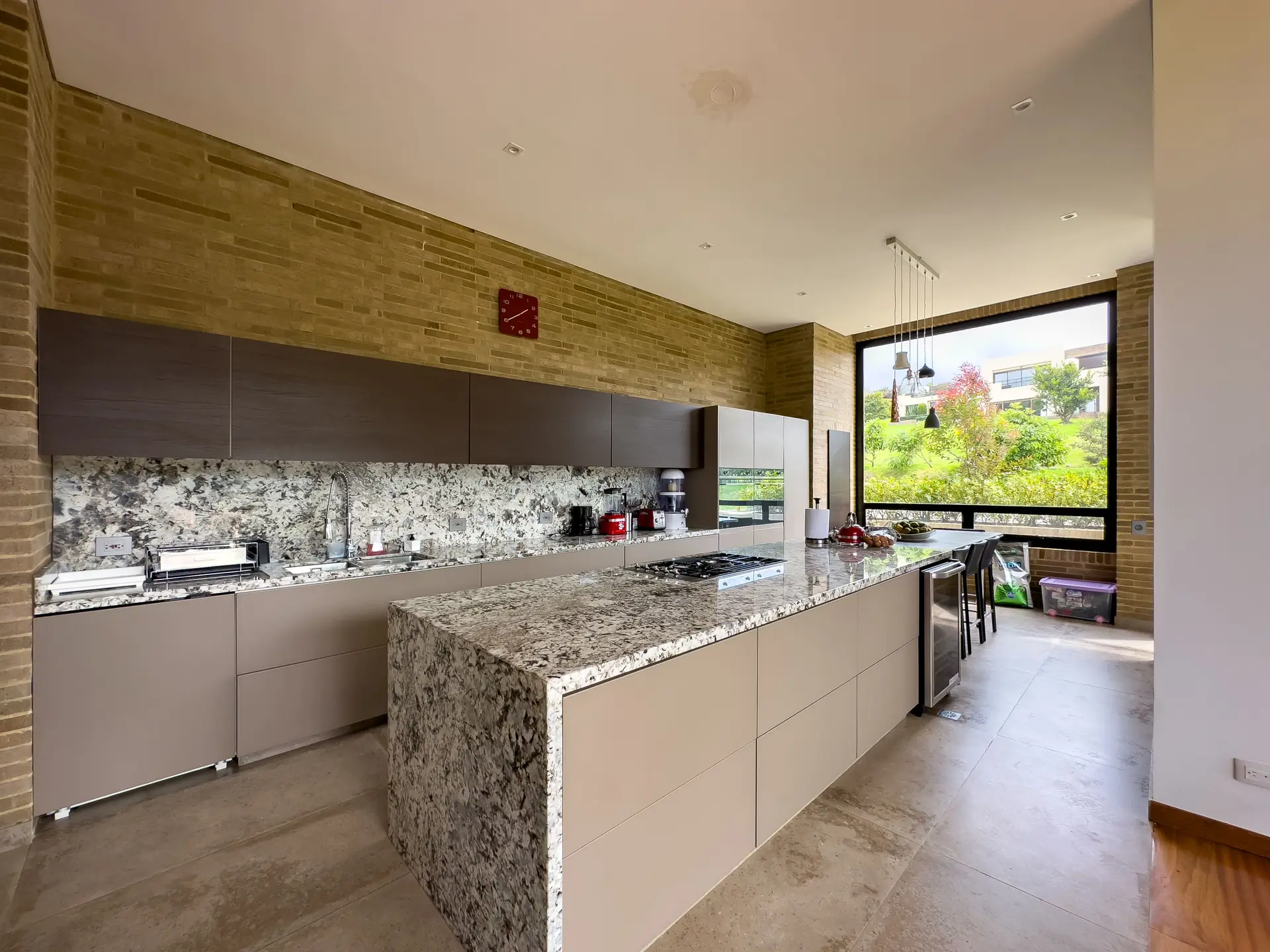 Casa con jardín a la venta, en La Calera.