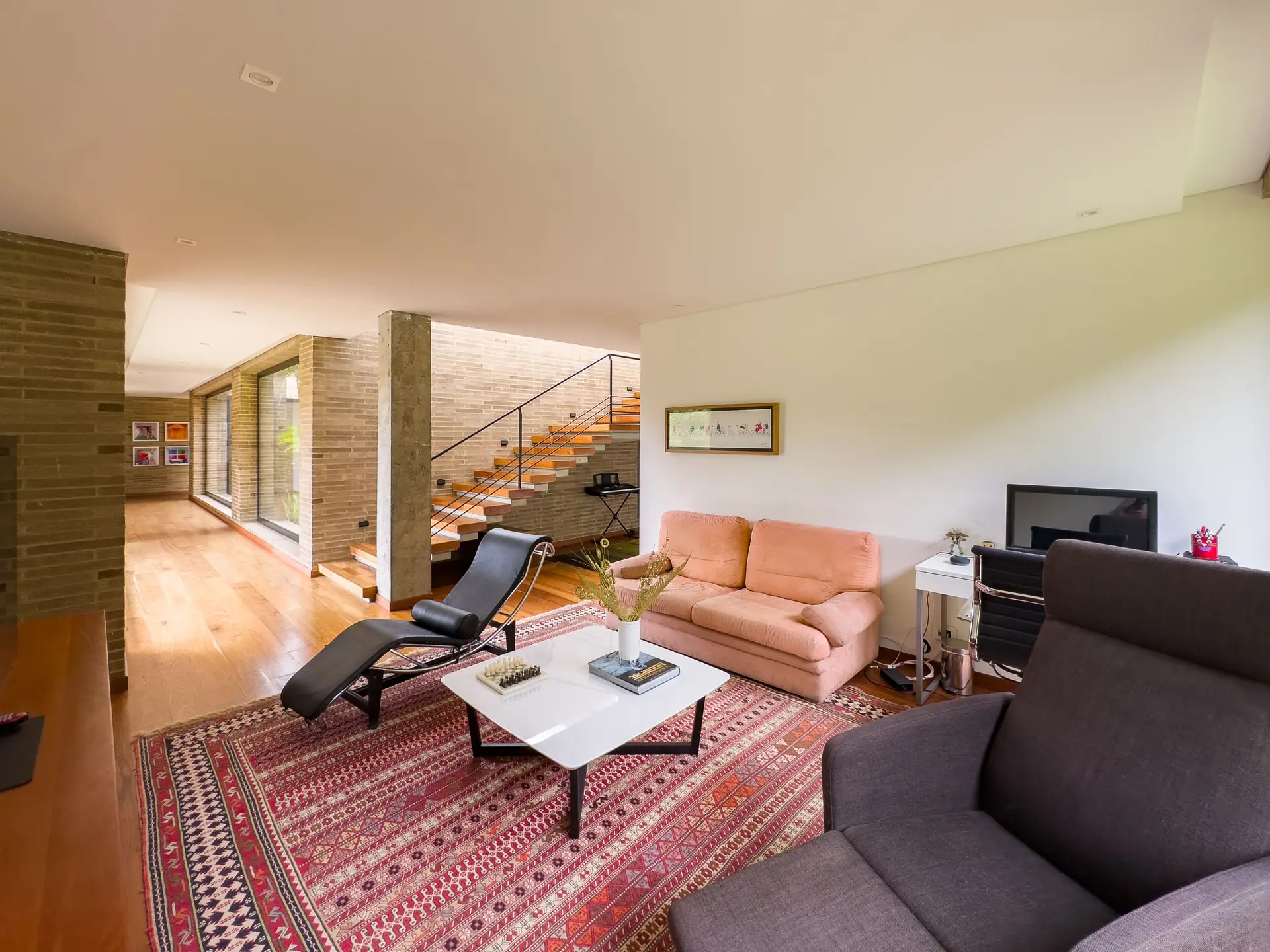 Casa con jardín a la venta, en La Calera.