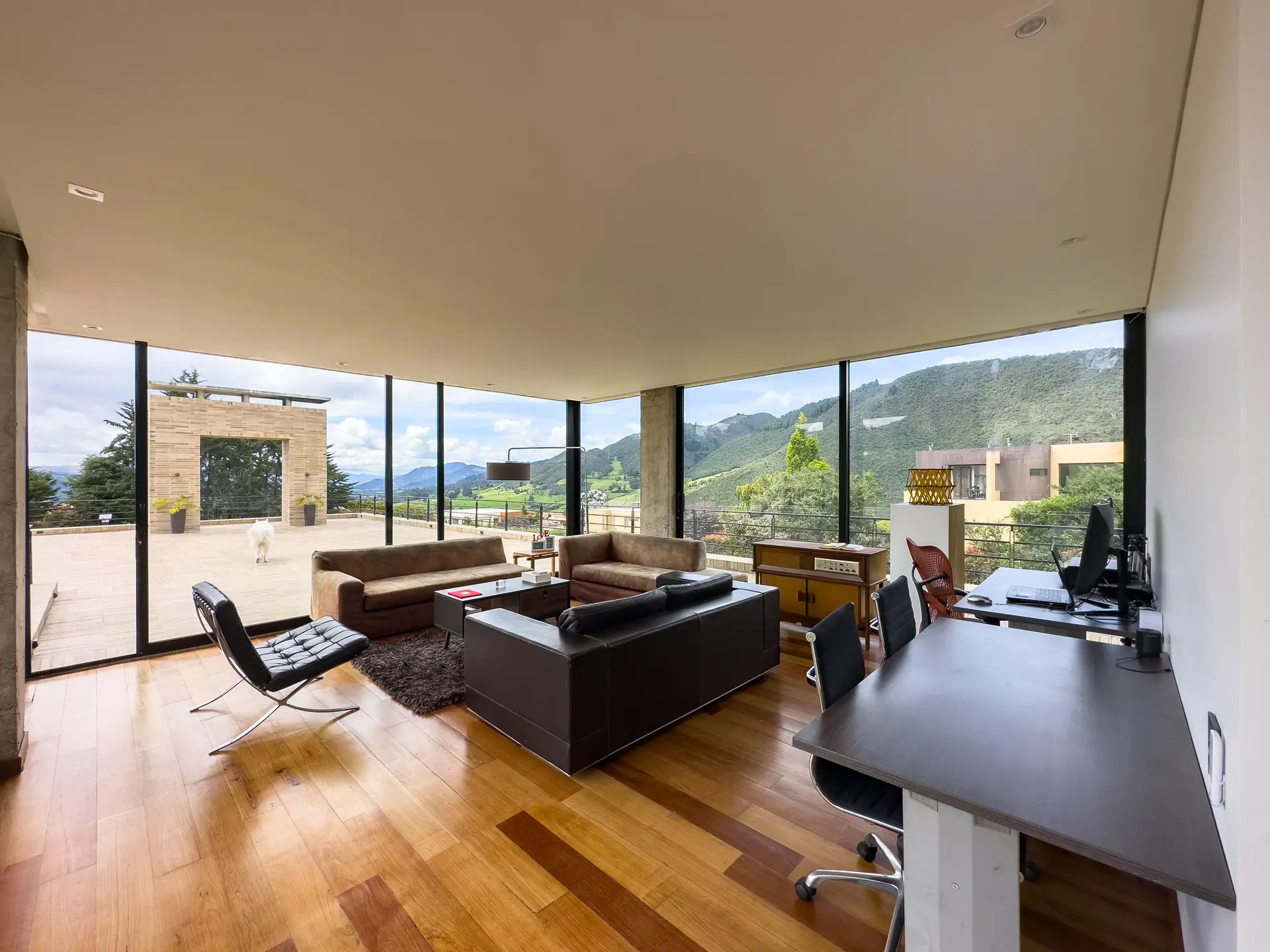 Casa con jardín a la venta, en La Calera.