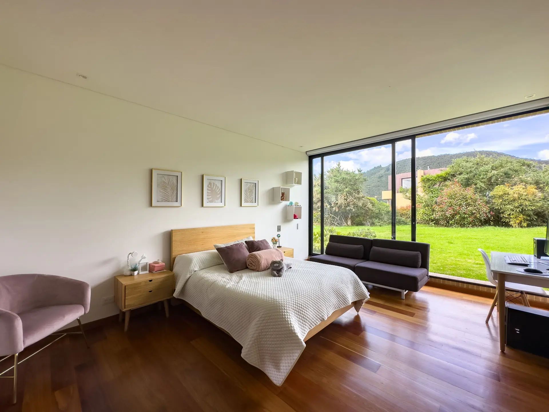 Casa con jardín a la venta, en La Calera.