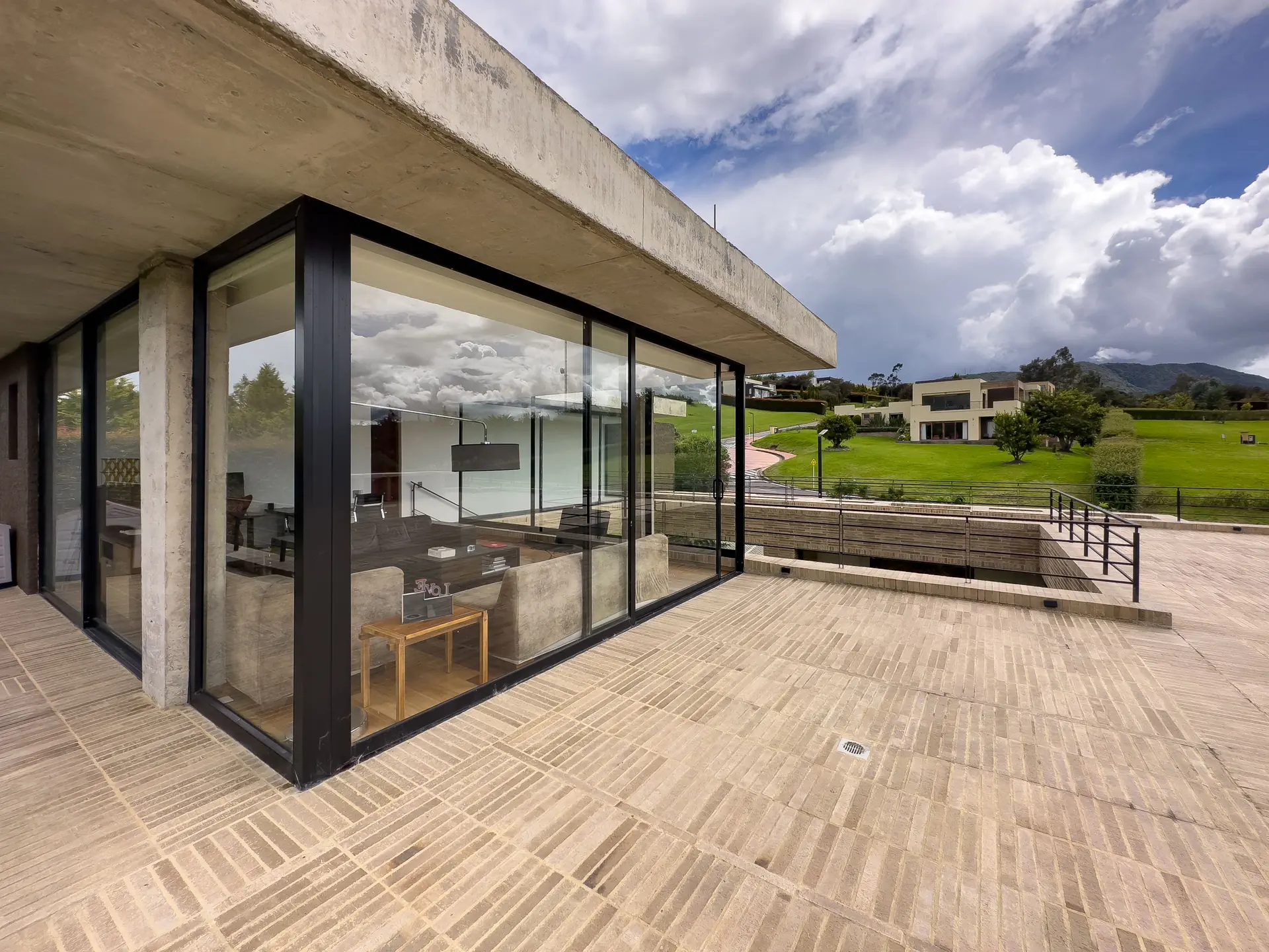 Casa con jardín a la venta, en La Calera.
