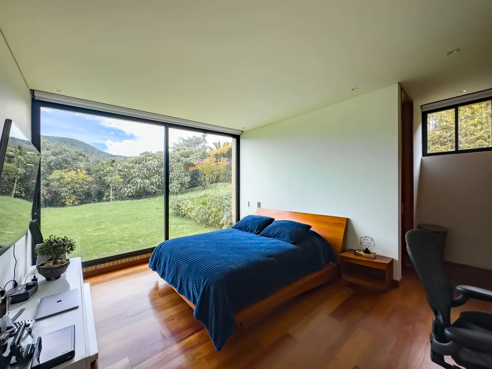 Casa con jardín a la venta, en La Calera.